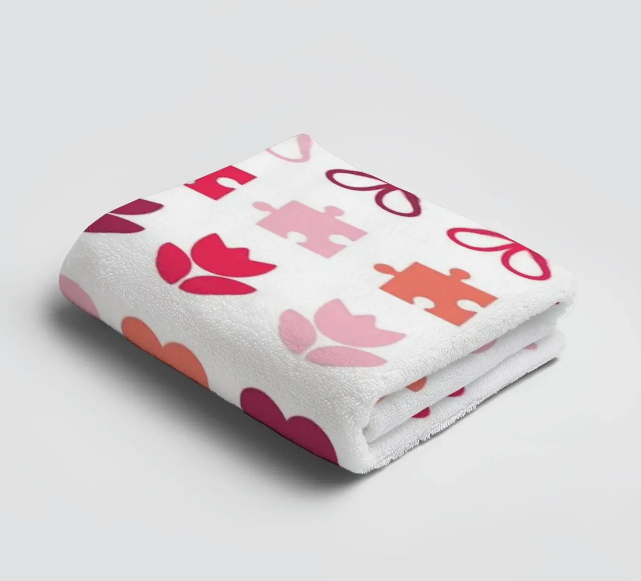 Design di San Valentino. Colori viola e rosa, simboli d'amore asciugamano da bagno da CreatedbySon