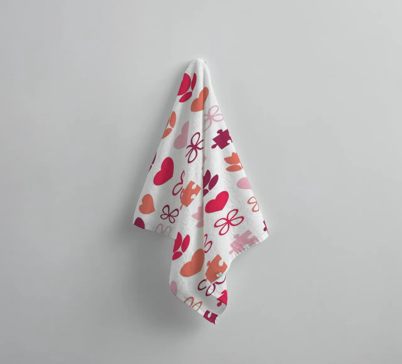 Design di San Valentino. Colori viola e rosa, simboli d'amore asciugamano da bagno da CreatedbySon