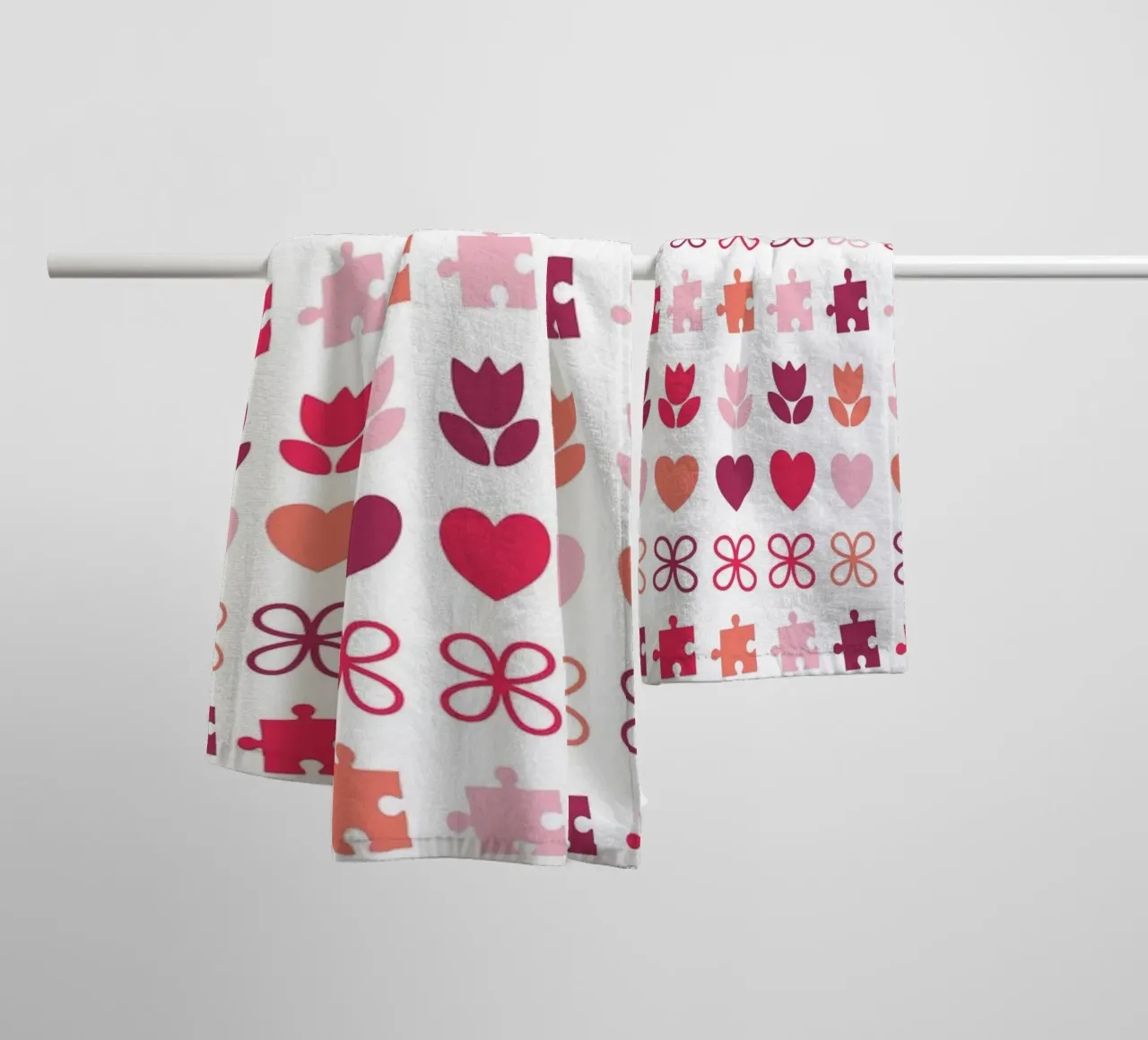 Design di San Valentino. Colori viola e rosa, simboli d'amore asciugamano da bagno da CreatedbySon