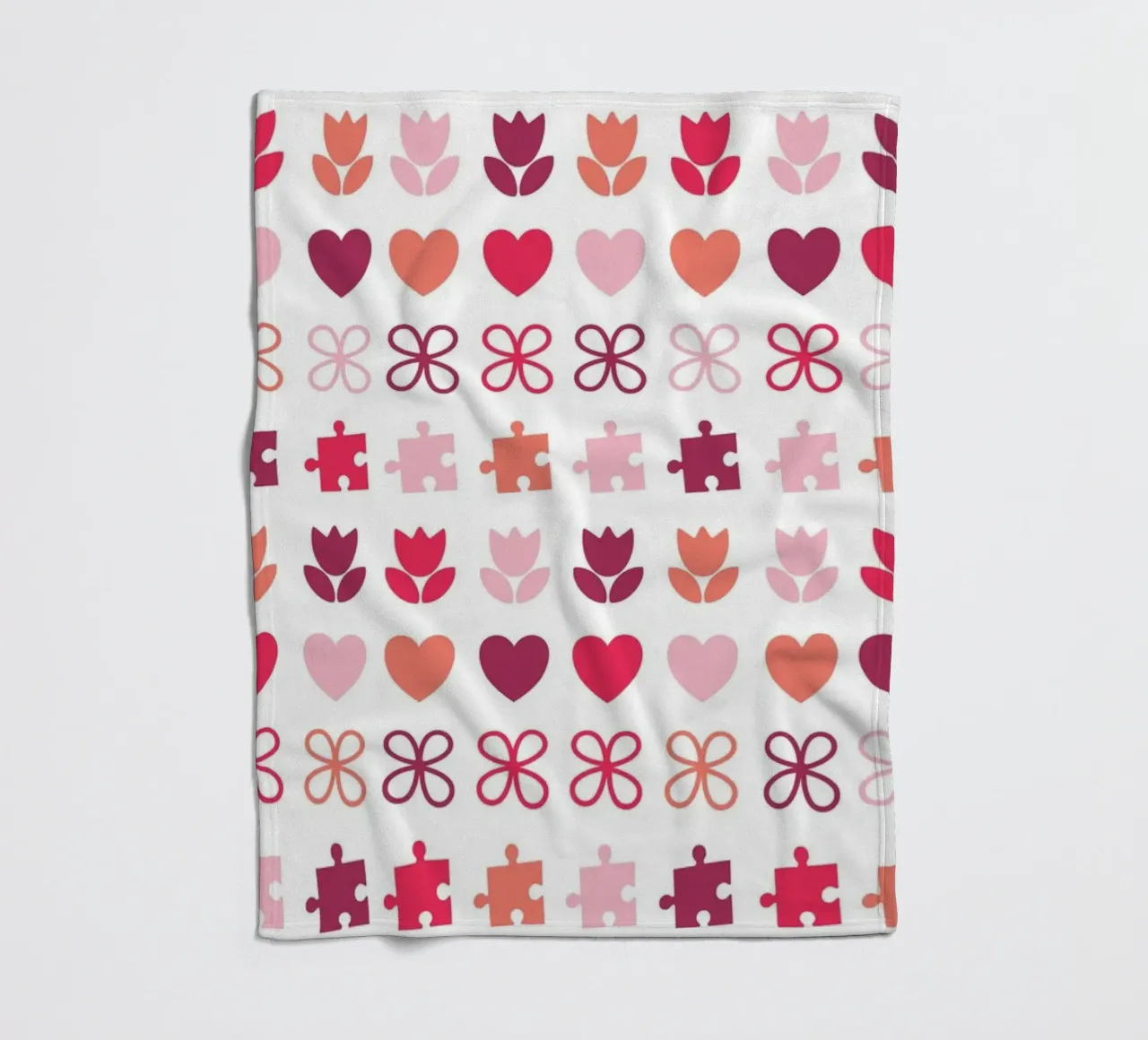 Design di San Valentino. Colori viola e rosa, simboli d'amore coperta in pile da CreatedbySon