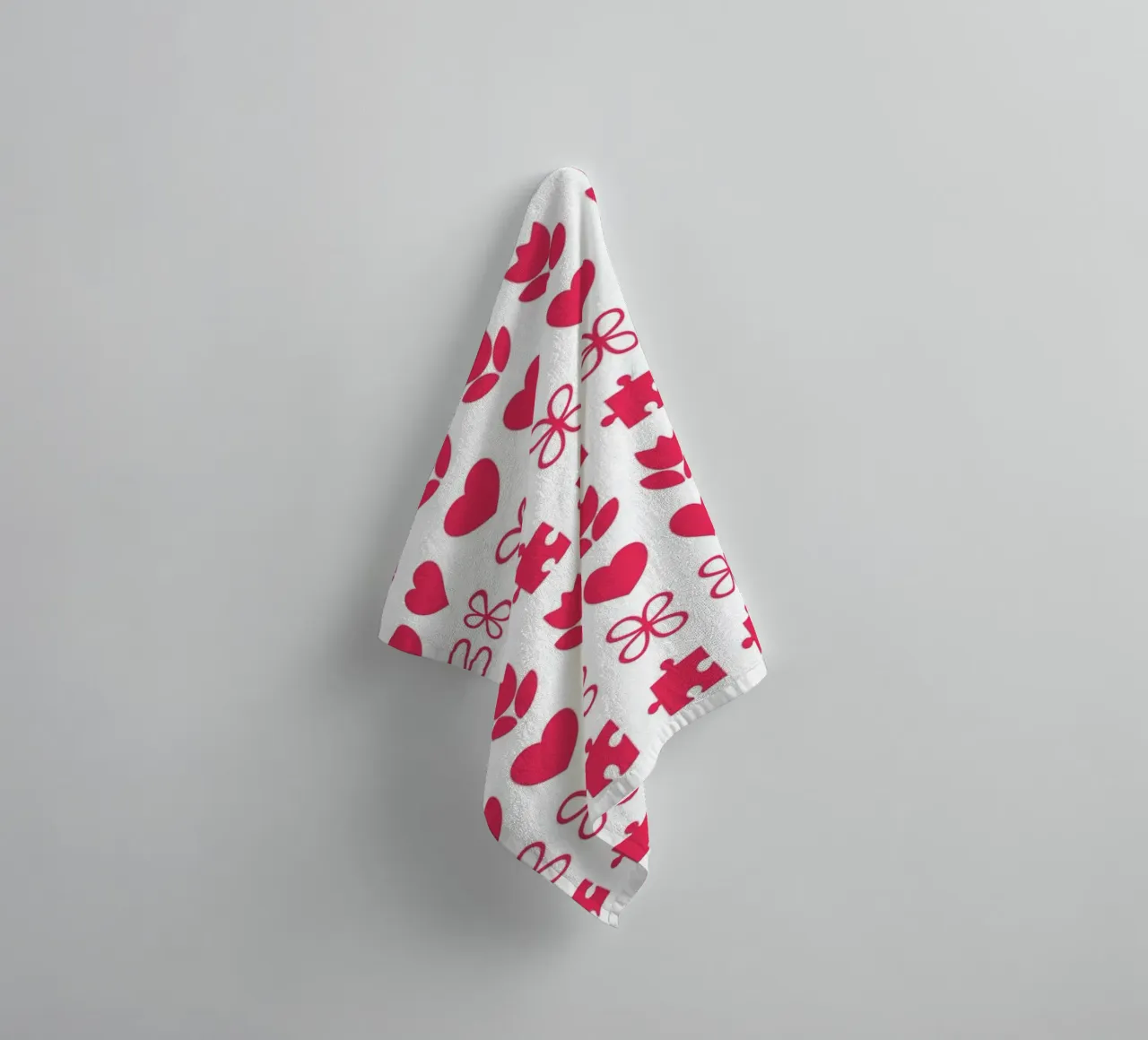 Motif de la Saint-Valentin. Motif répété avec des symboles d'amour serviette de bain de CreatedbySon