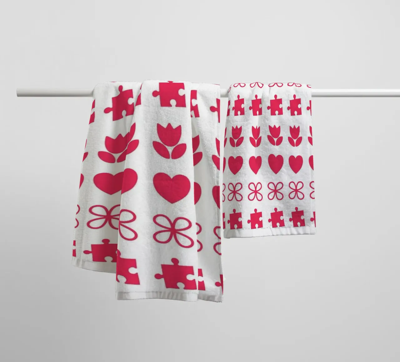 Motif de la Saint-Valentin. Motif répété avec des symboles d'amour serviette de bain de CreatedbySon