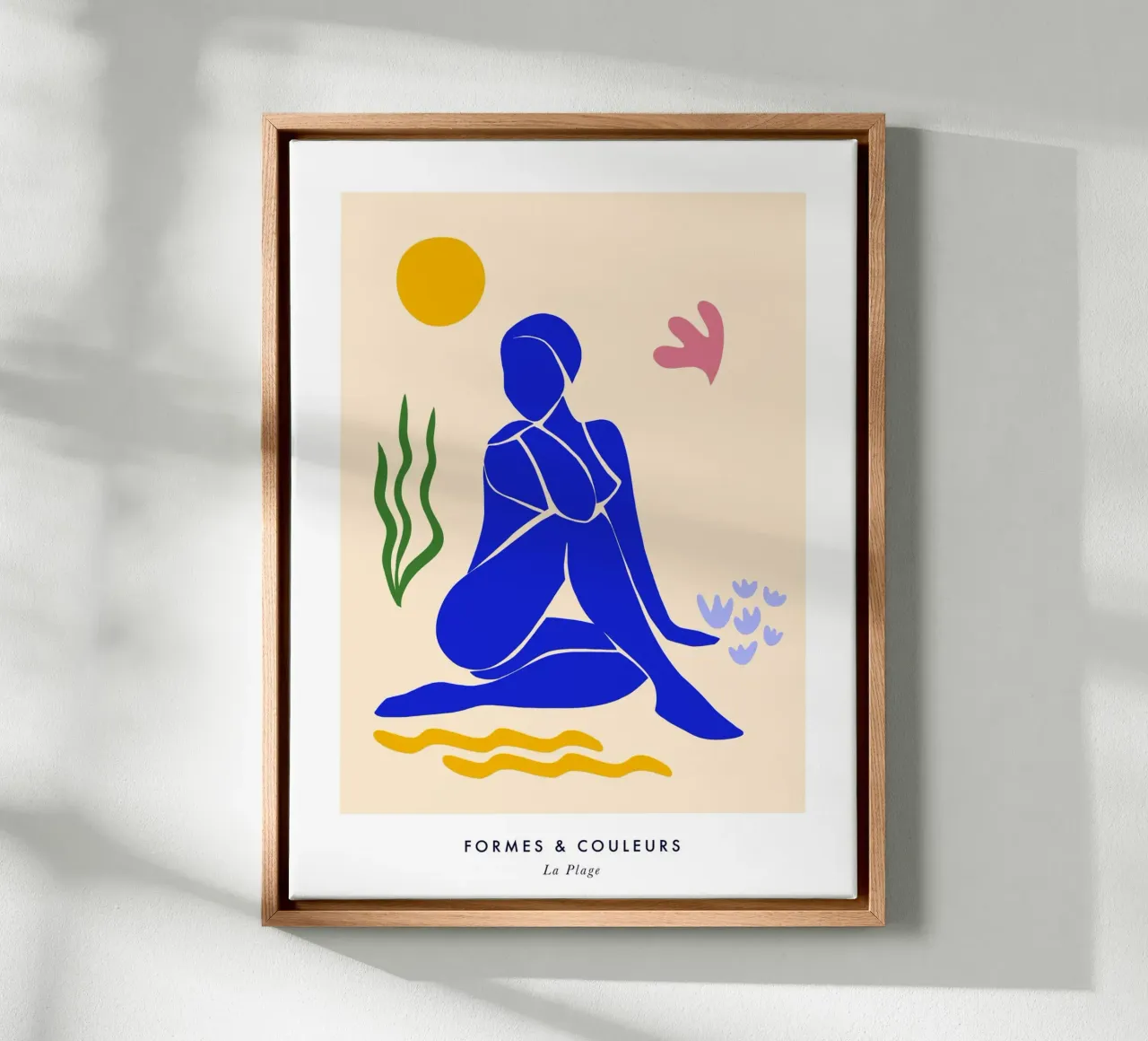 Donna blu ispirata a Matisse che prende il sole sulla spiaggia tela con Cornice a cassetta da Dominique Vari