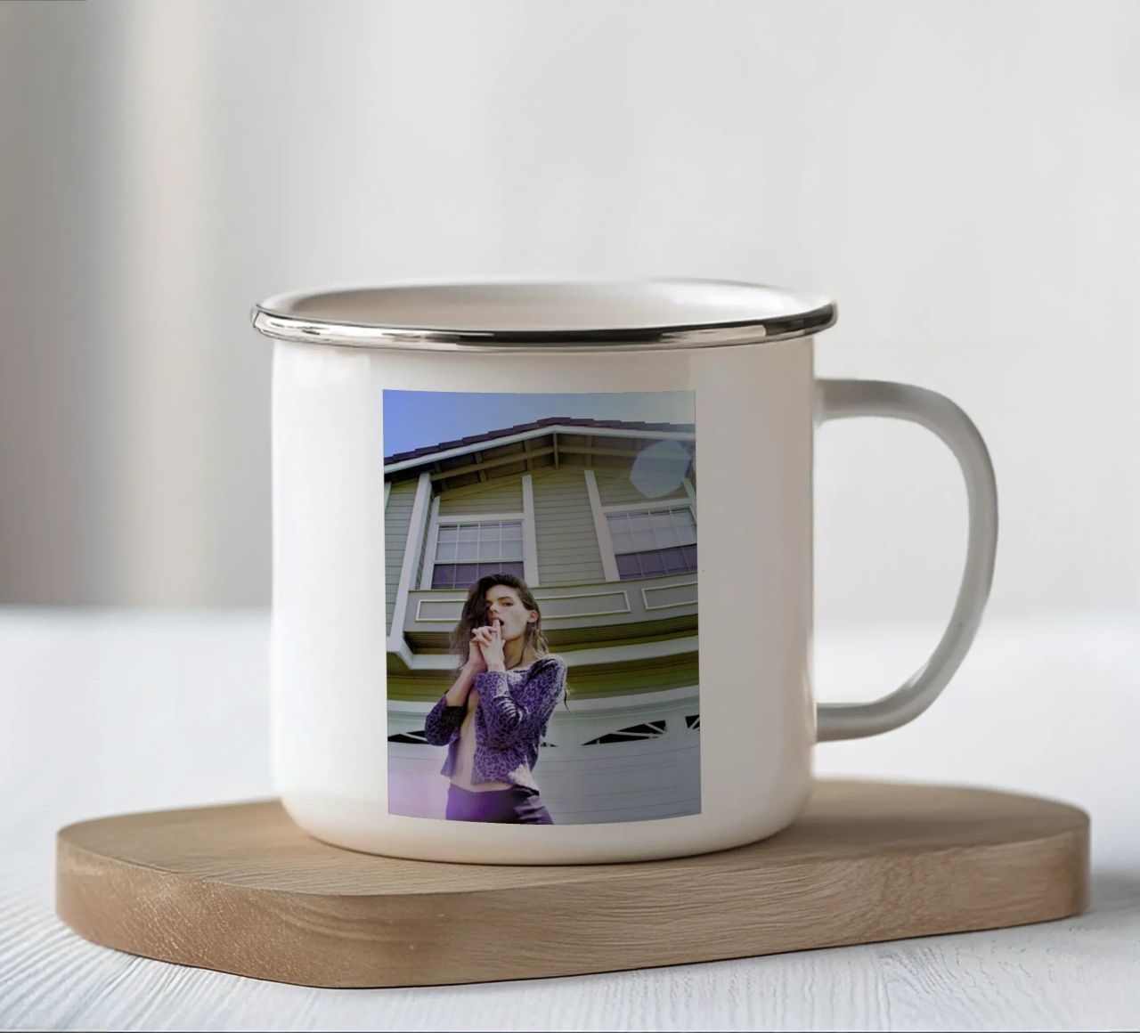 Suburbia tazza in smalto da Aysha Banos