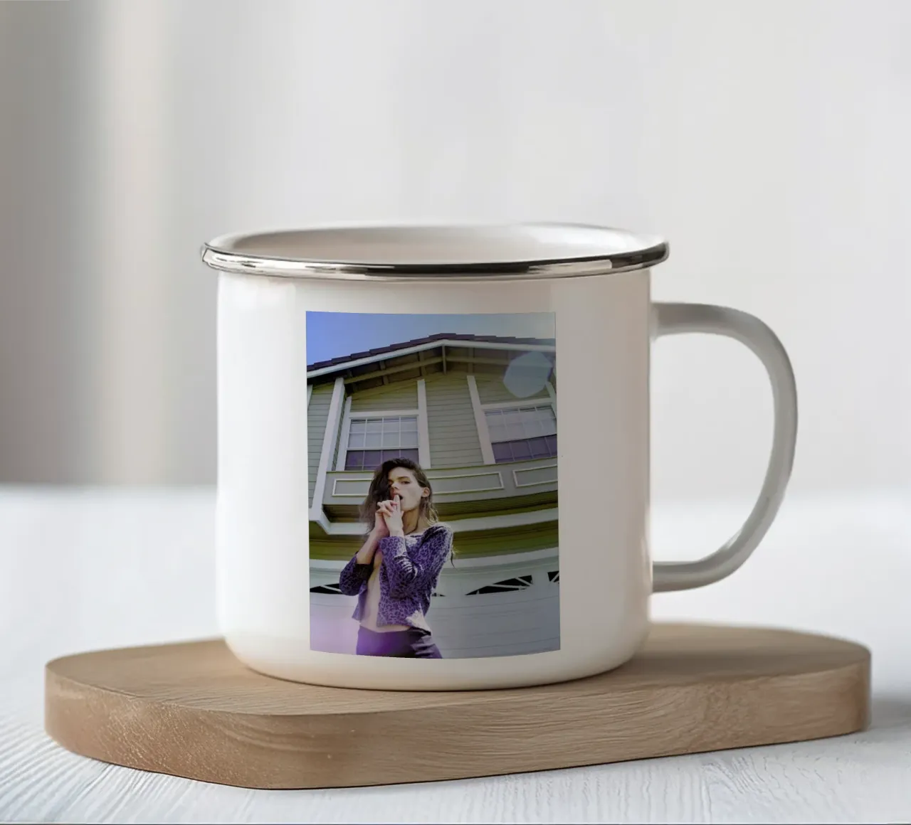 Suburbia tazza in smalto da Aysha Banos