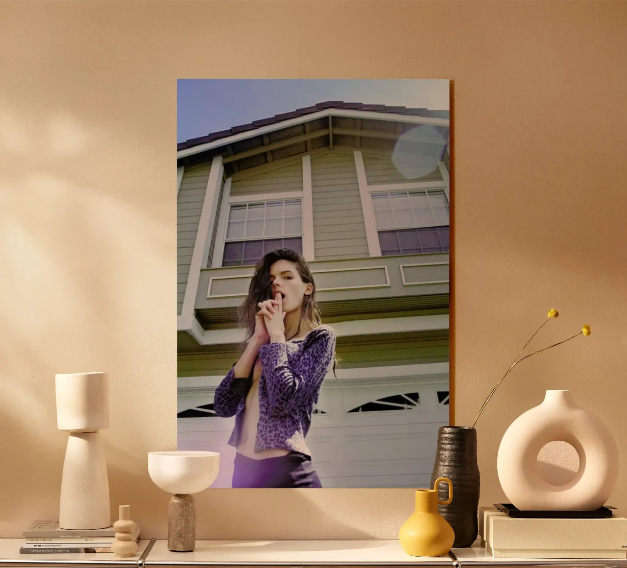 Suburbia plexiglass da Aysha Banos