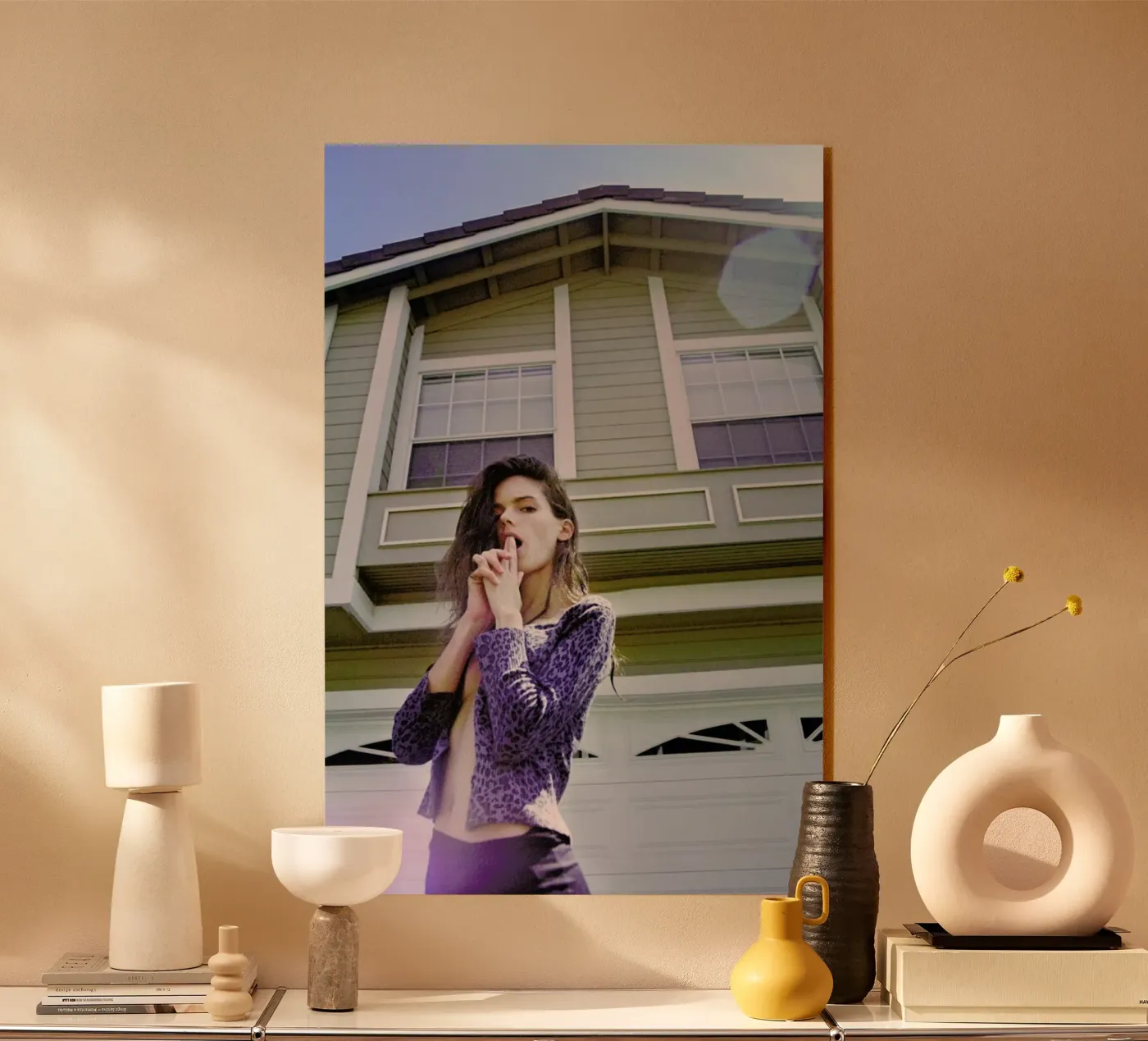 Suburbia acryl van Aysha Banos