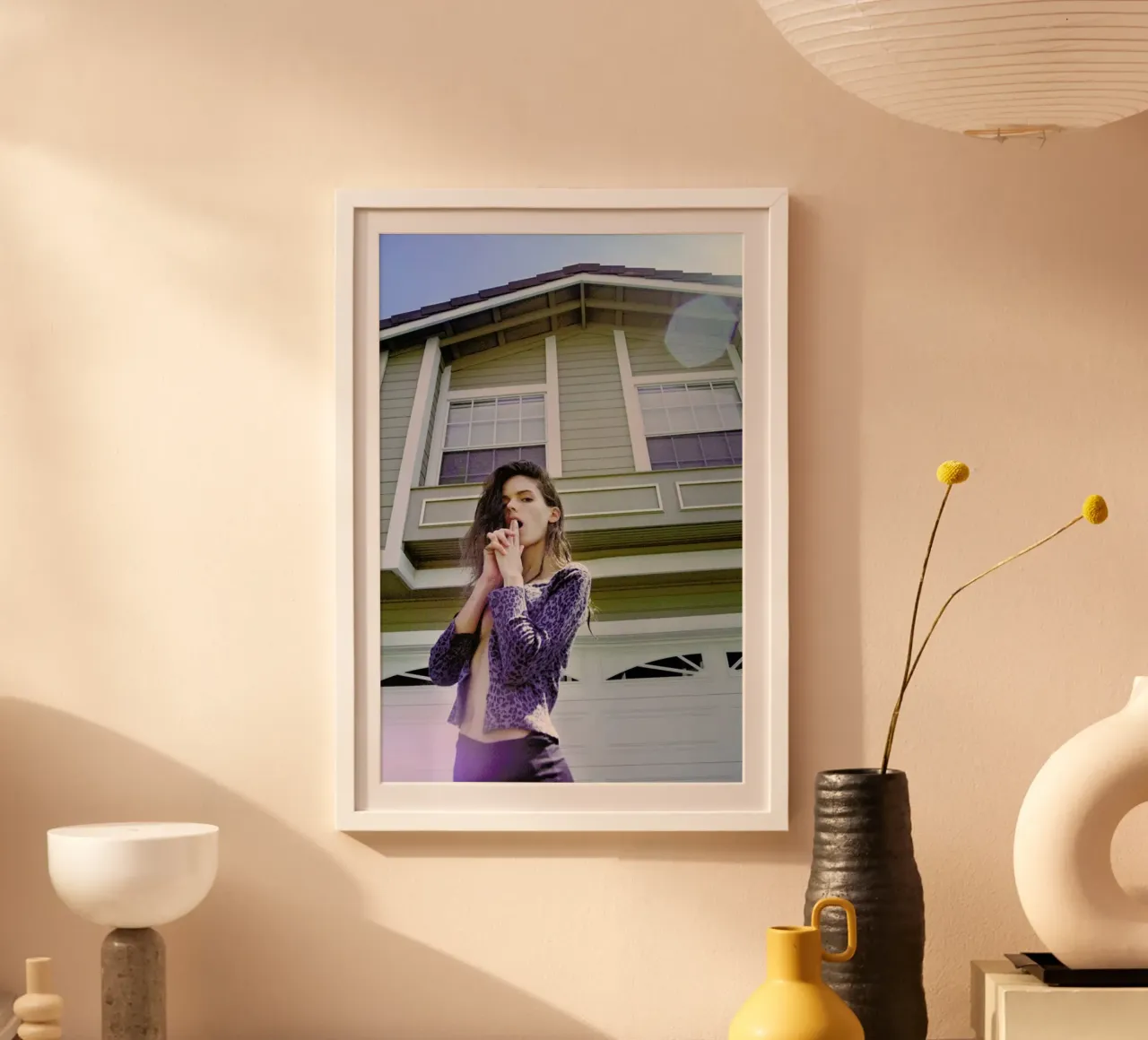 Suburbia poster con telaio in plastica da Aysha Banos