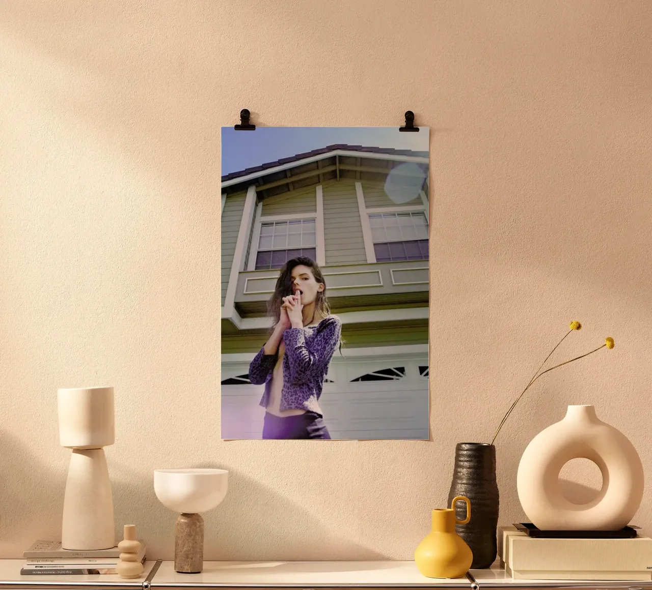 Suburbia poster con telaio in plastica da Aysha Banos