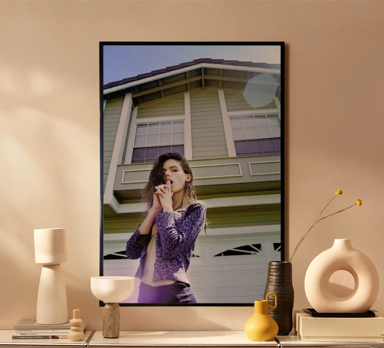 Suburbia poster con telaio in plastica da Aysha Banos