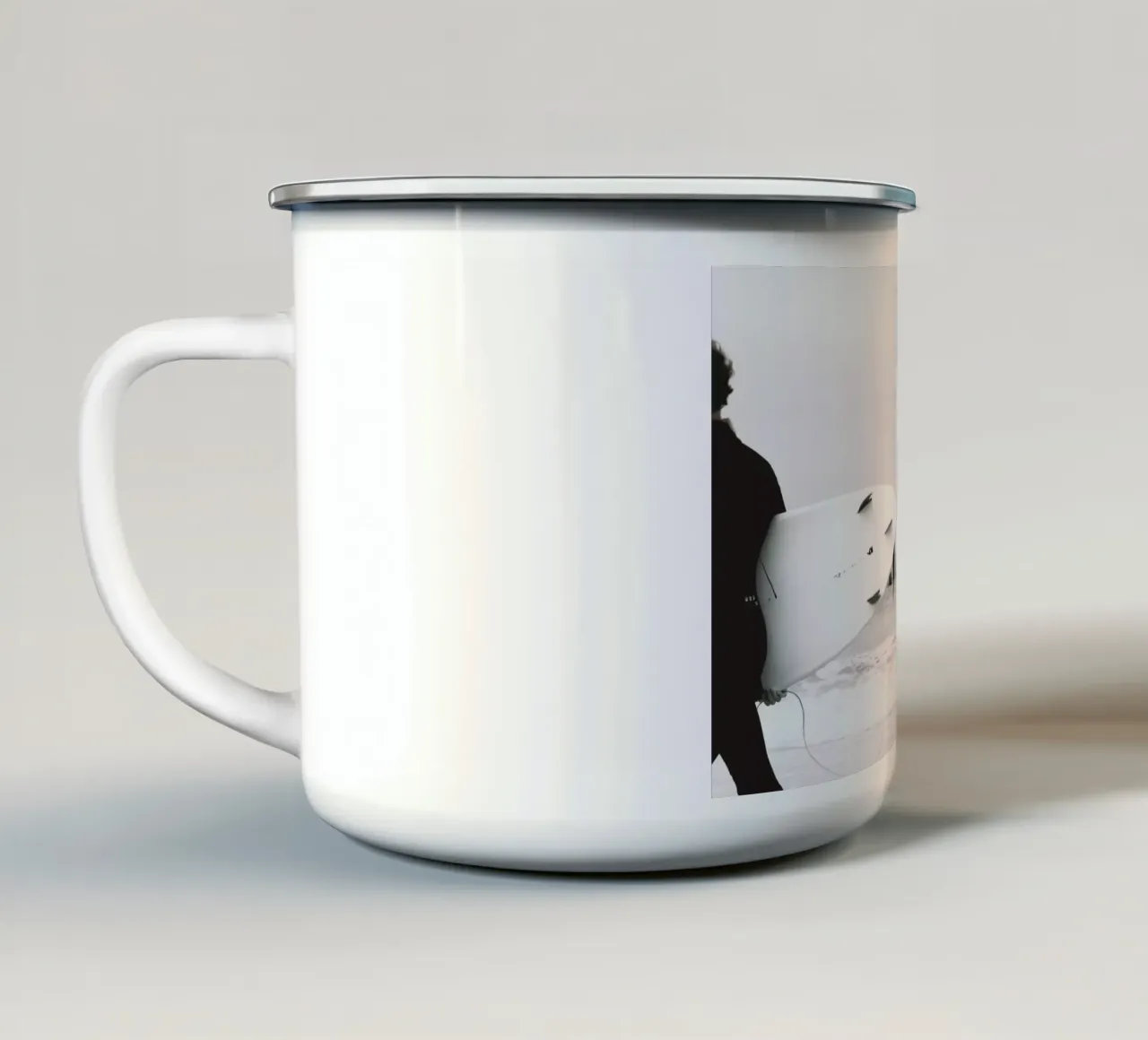 Catch a Wave II tazza in smalto da Ingrid Beddoes