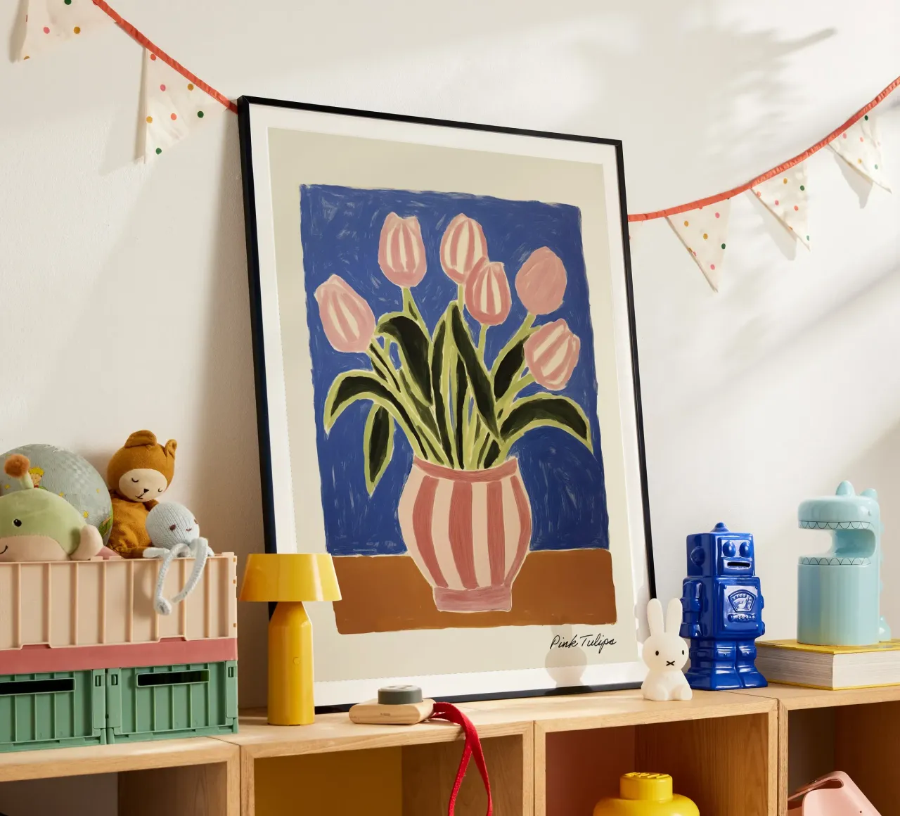 Tulipani rosa con vaso a righe Pittura poster da Peaches Art Prints