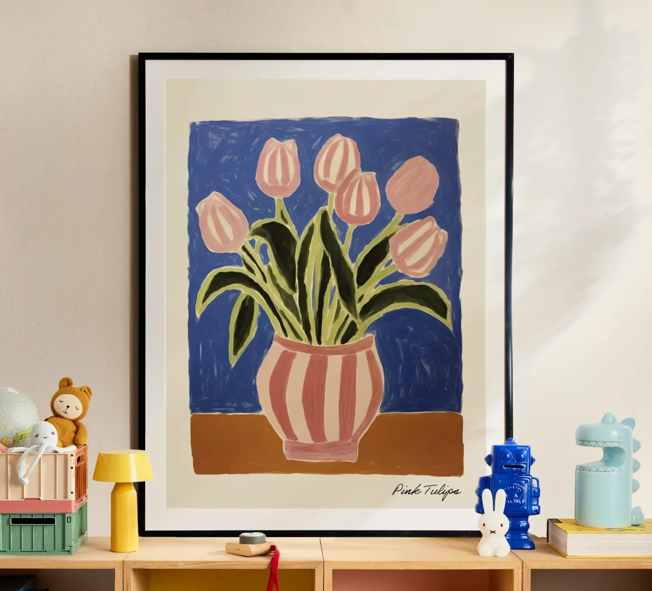 Tulipani rosa con vaso a righe Pittura poster da Peaches Art Prints
