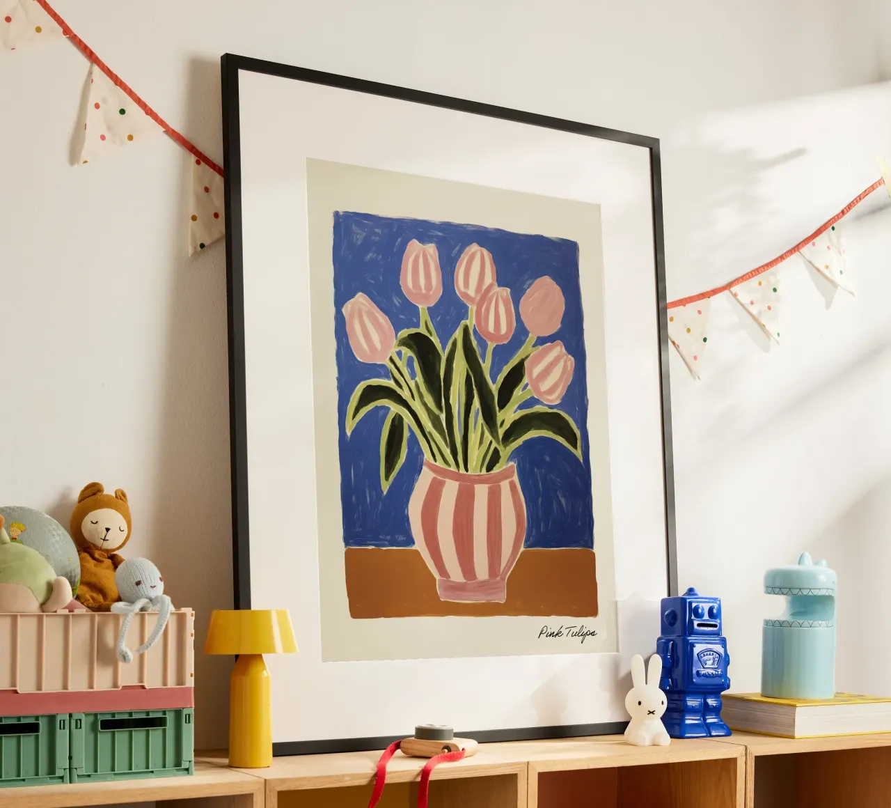 Tulipani rosa con vaso a righe Pittura poster da Peaches Art Prints