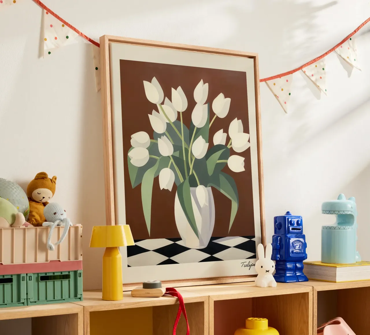 Witte tulpen op bruine achtergrond bloemig canvas met Baklijst van Peaches Art Prints