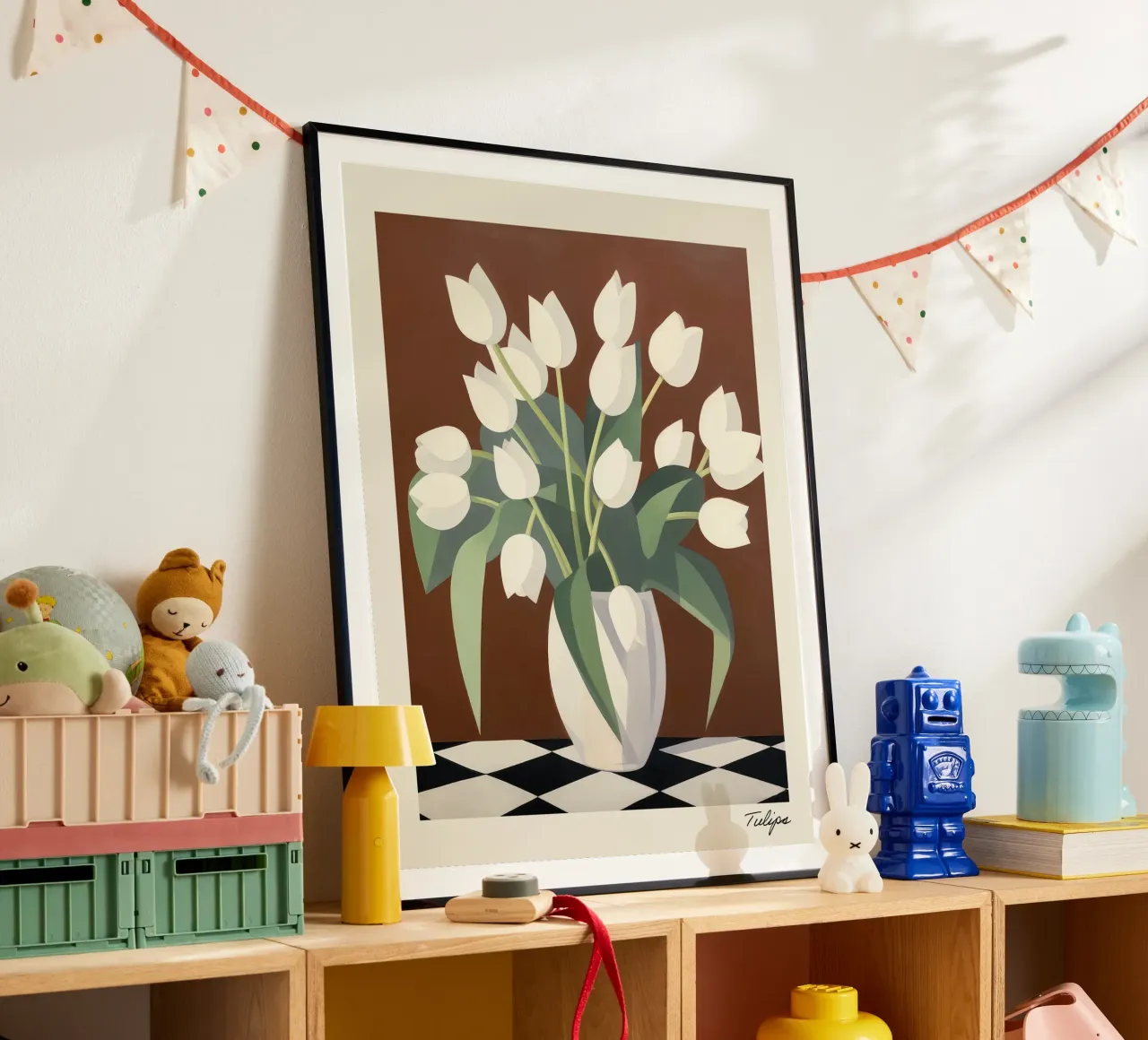 Tulipani bianchi su sfondo marrone poster con telaio in legno da Peaches Art Prints