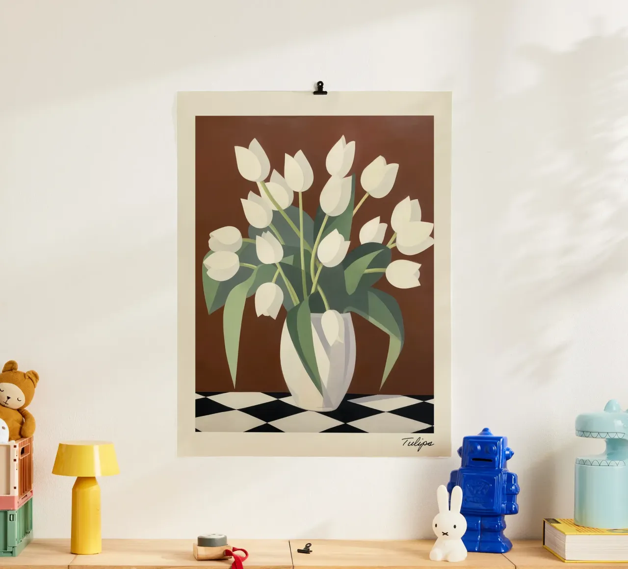 Tulipani bianchi su sfondo marrone poster con telaio in legno da Peaches Art Prints