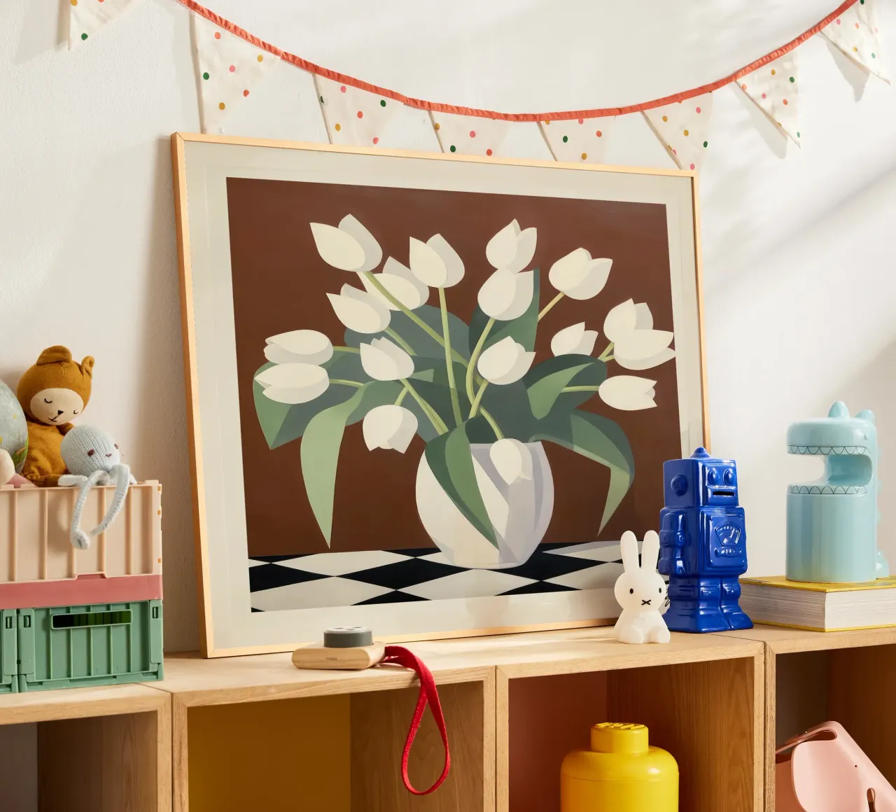 Tulipani bianchi su sfondo marrone poster con telaio in legno da Peaches Art Prints