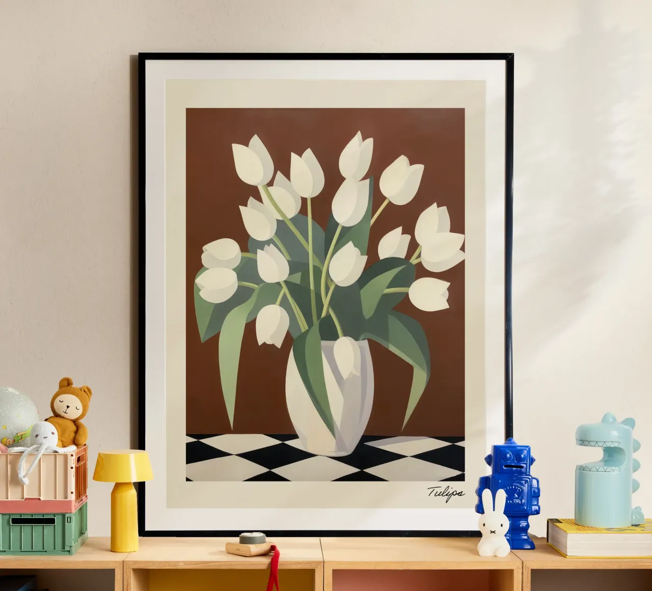 Tulipani bianchi su sfondo marrone poster con telaio in legno da Peaches Art Prints