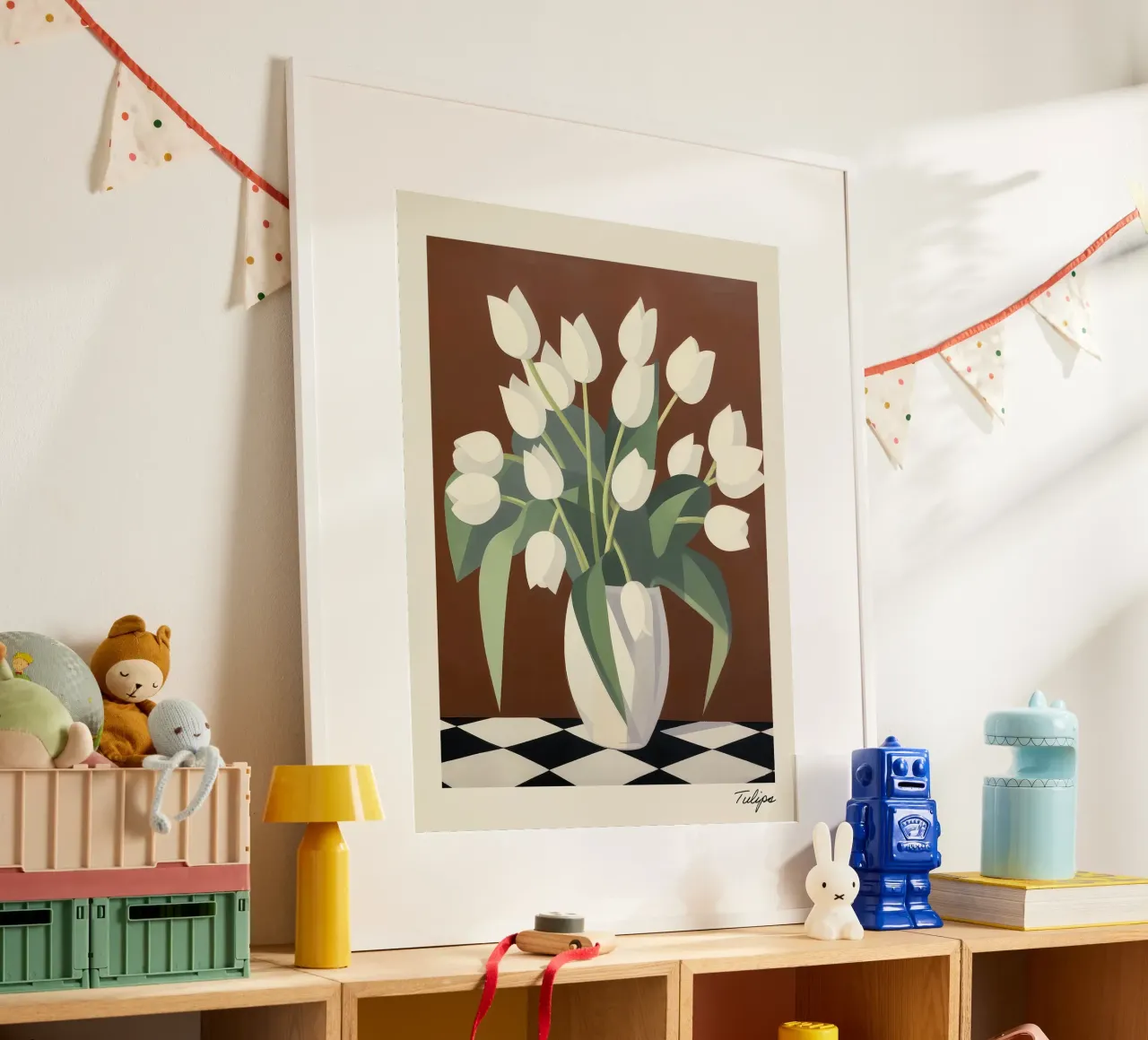 Tulipani bianchi su sfondo marrone poster con telaio in legno da Peaches Art Prints