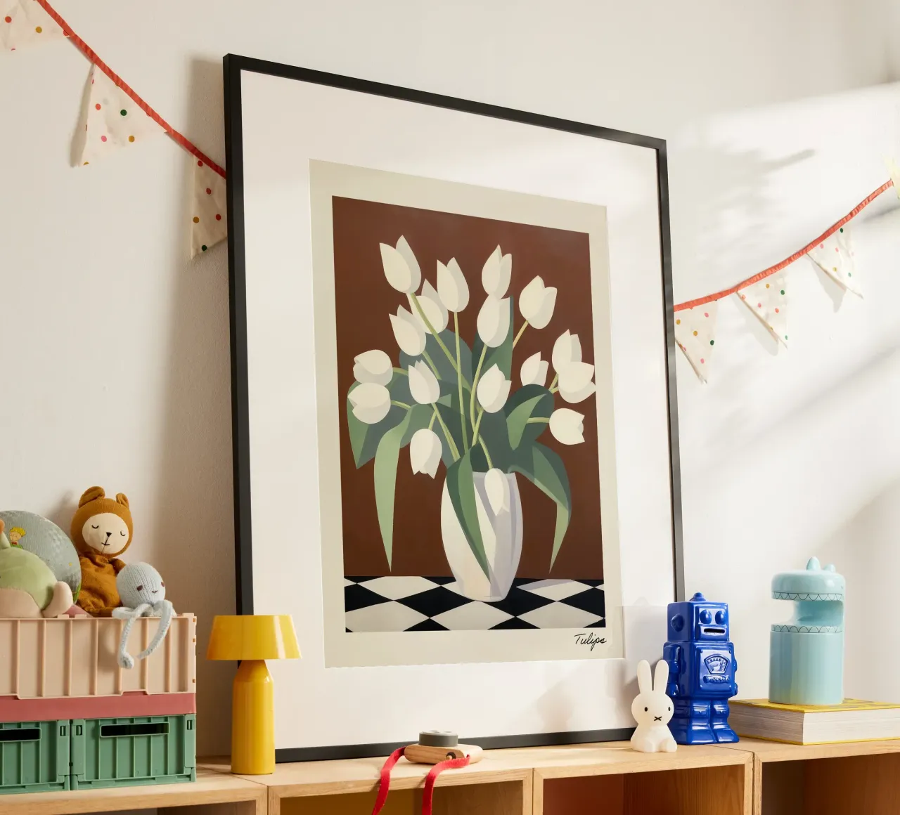 Tulipani bianchi su sfondo marrone poster con telaio in legno da Peaches Art Prints