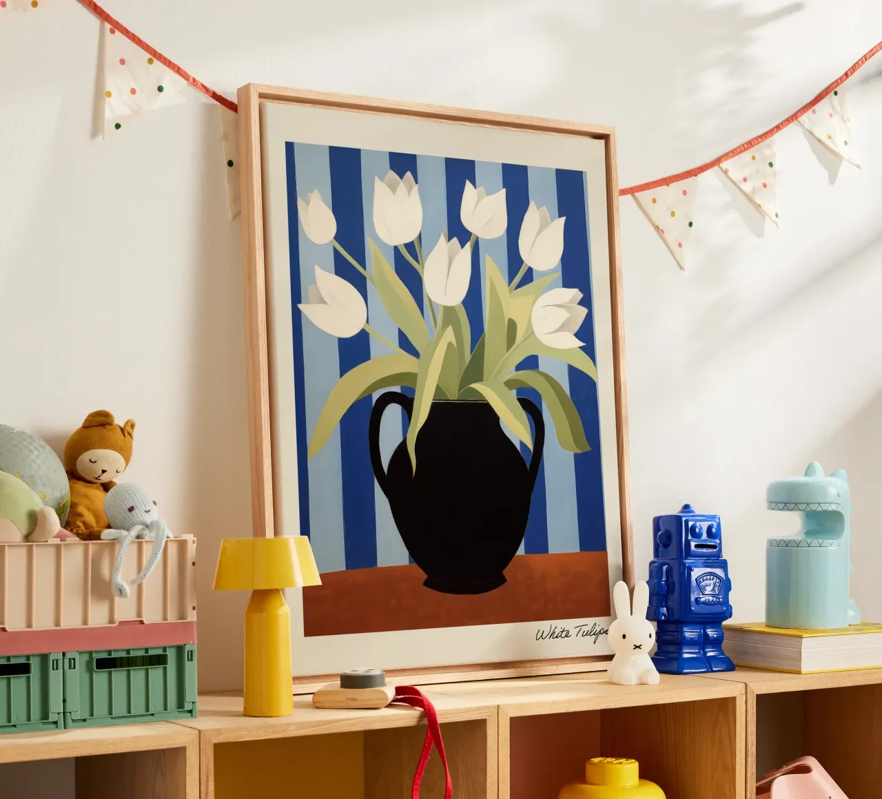 Weiße Tulpen in einer schwarzen Vase - Gemälde Leinwand mit Schattenfugenrahmen von Peaches Art Prints