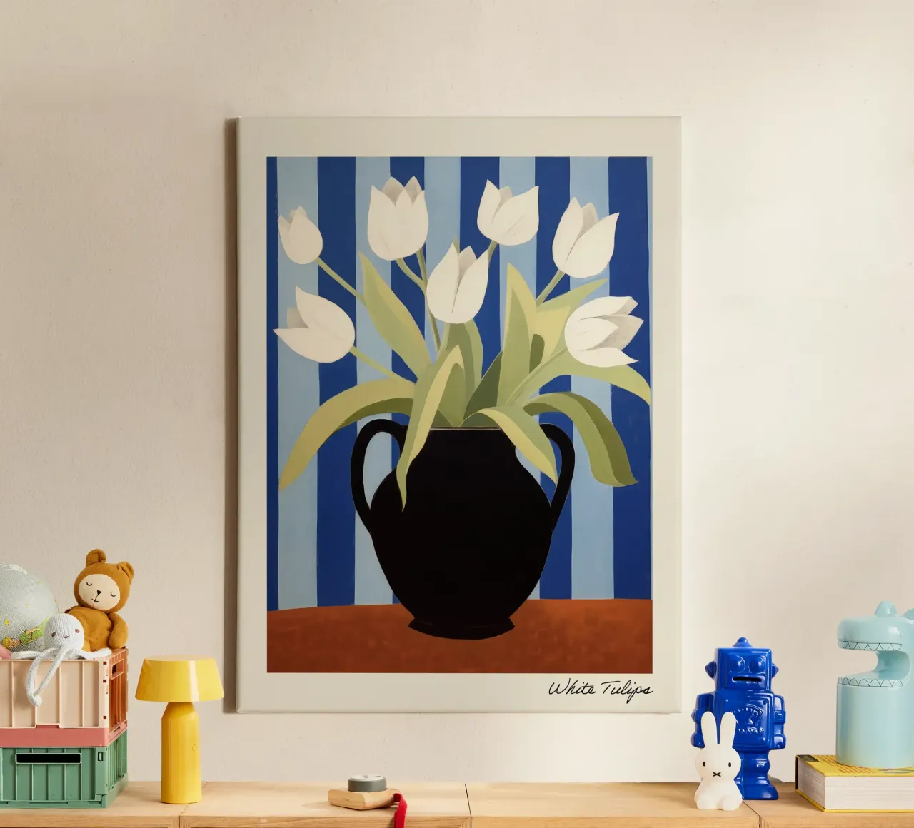 Weiße Tulpen in einer schwarzen Vase - Gemälde Leinwand mit Schattenfugenrahmen von Peaches Art Prints