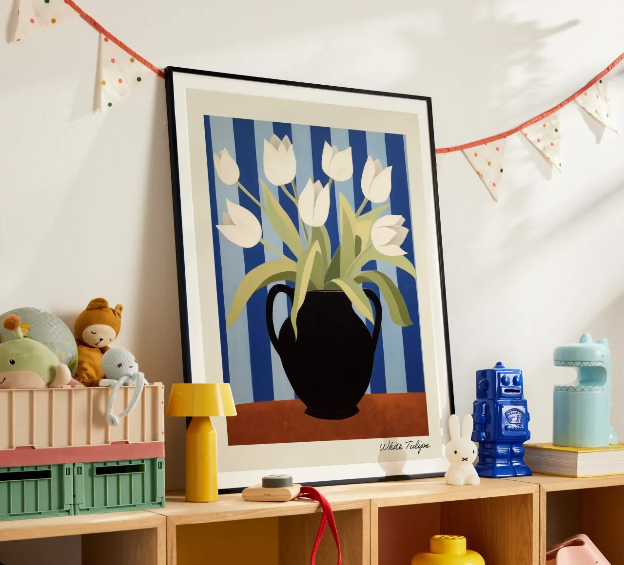 Weiße Tulpen in einer schwarzen Vase - Gemälde Poster von Peaches Art Prints