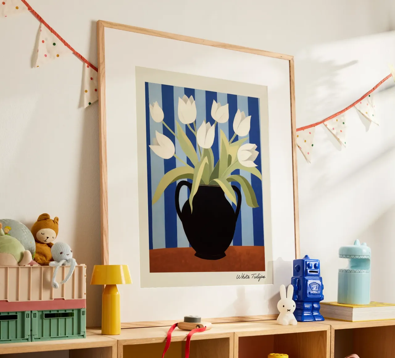 Weiße Tulpen in einer schwarzen Vase - Gemälde Poster von Peaches Art Prints