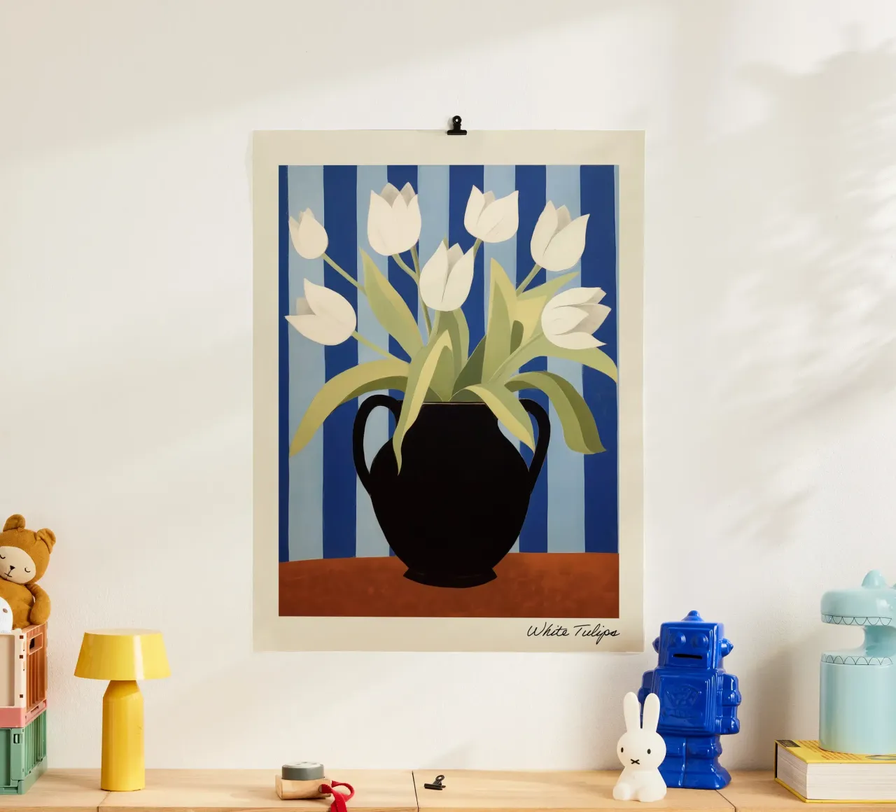 Weiße Tulpen in einer schwarzen Vase - Gemälde Poster von Peaches Art Prints