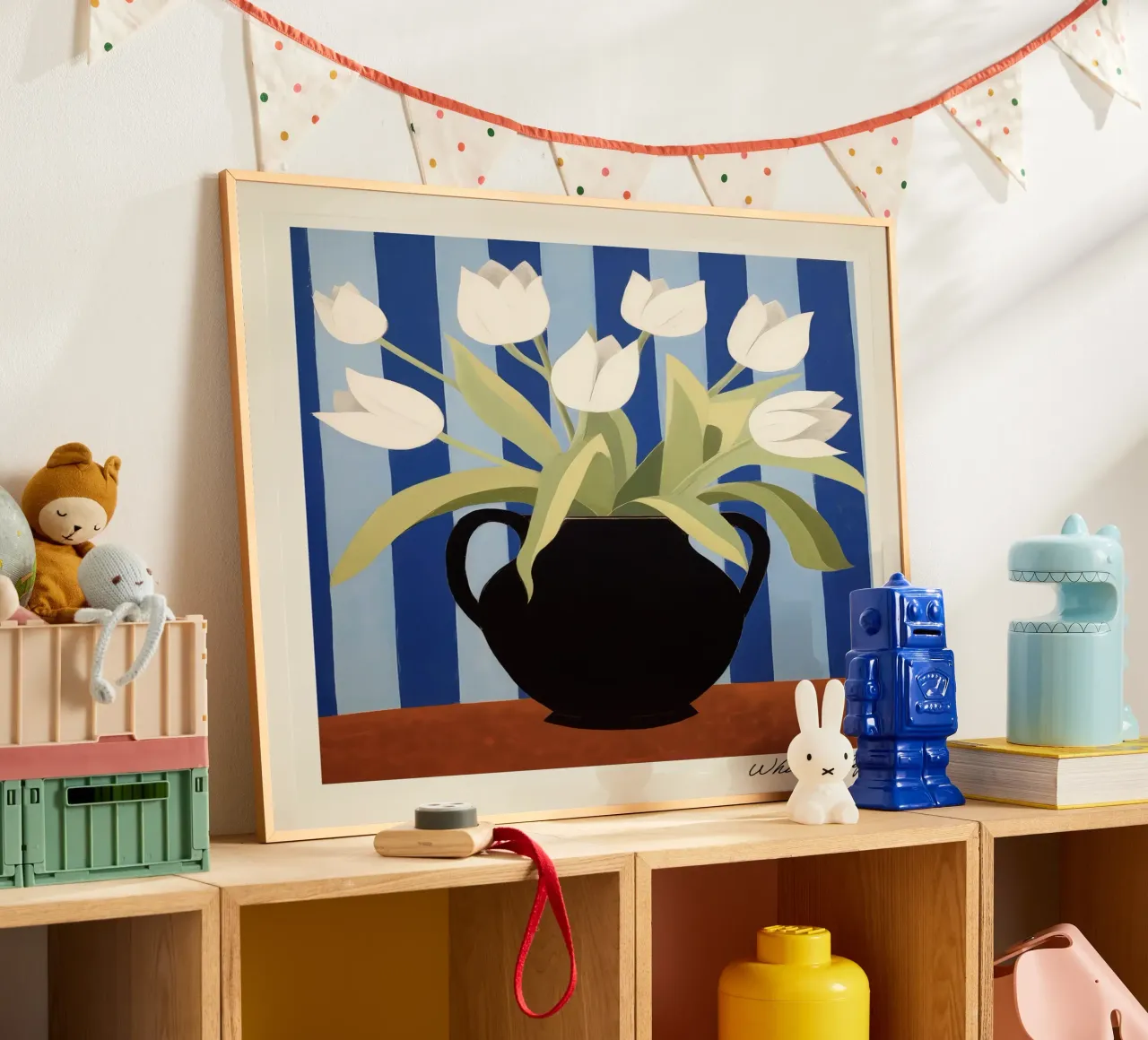 Weiße Tulpen in einer schwarzen Vase - Gemälde Poster von Peaches Art Prints