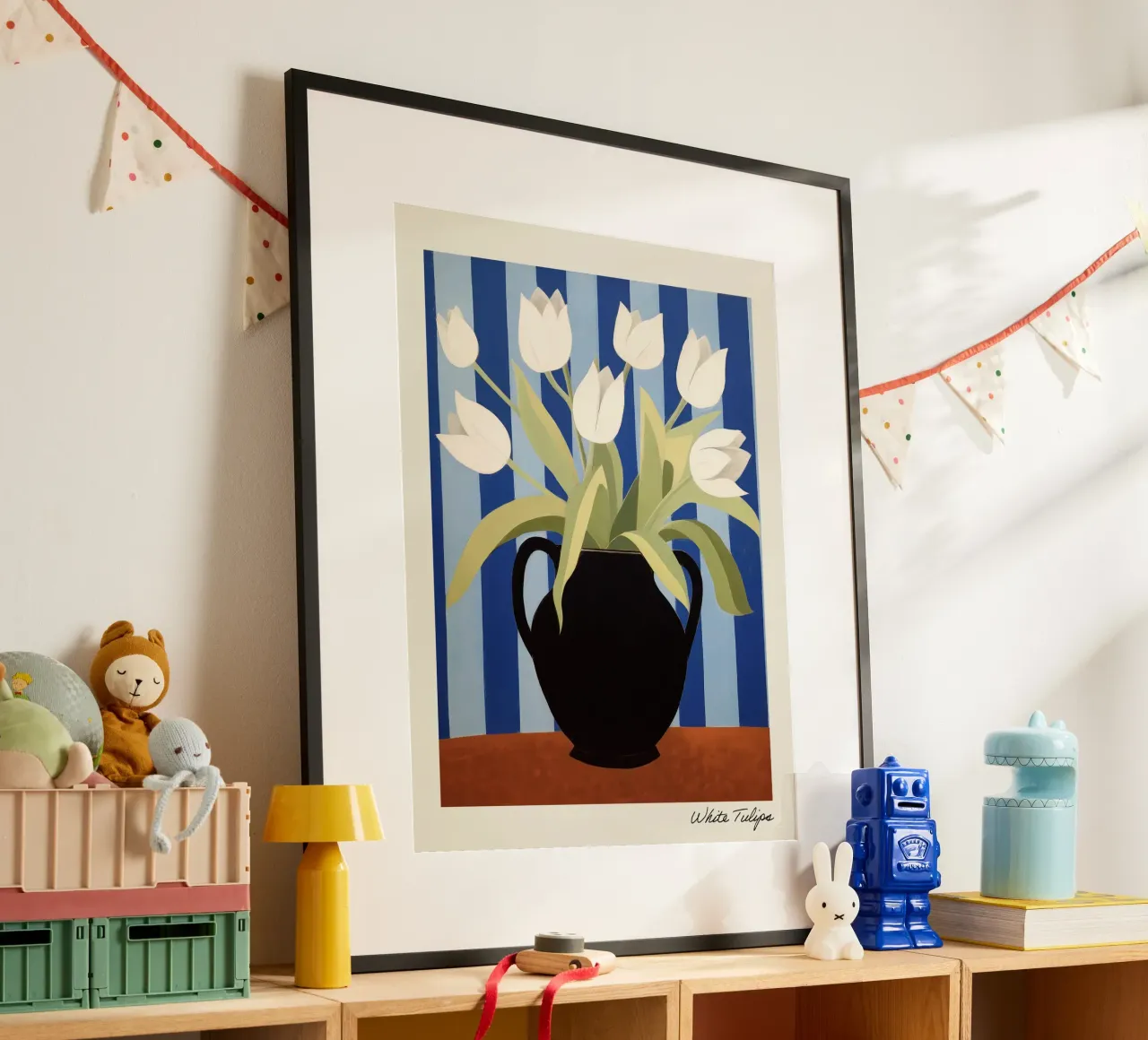 Weiße Tulpen in einer schwarzen Vase - Gemälde Poster von Peaches Art Prints