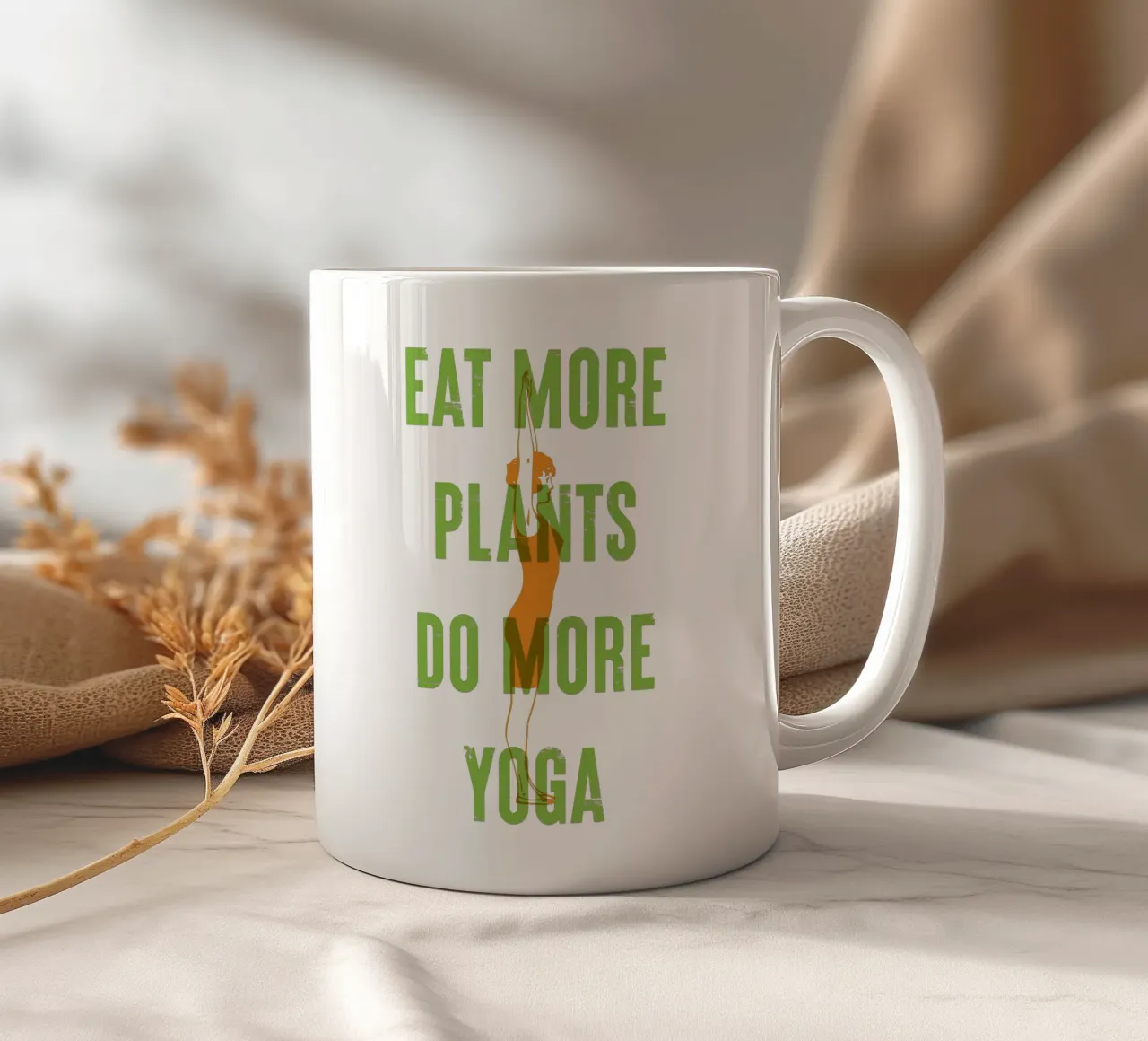 Mangiare più piante, fare più yoga tazza in ceramica da Vintagrafica