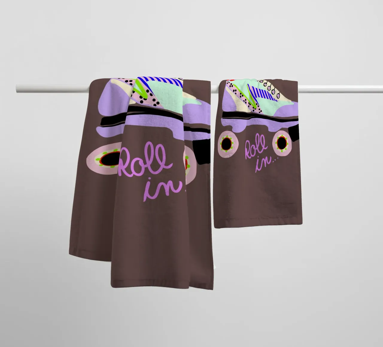 Roll in Rollschuh asciugamano da bagno da Hej Ibiza by Ute Arnold