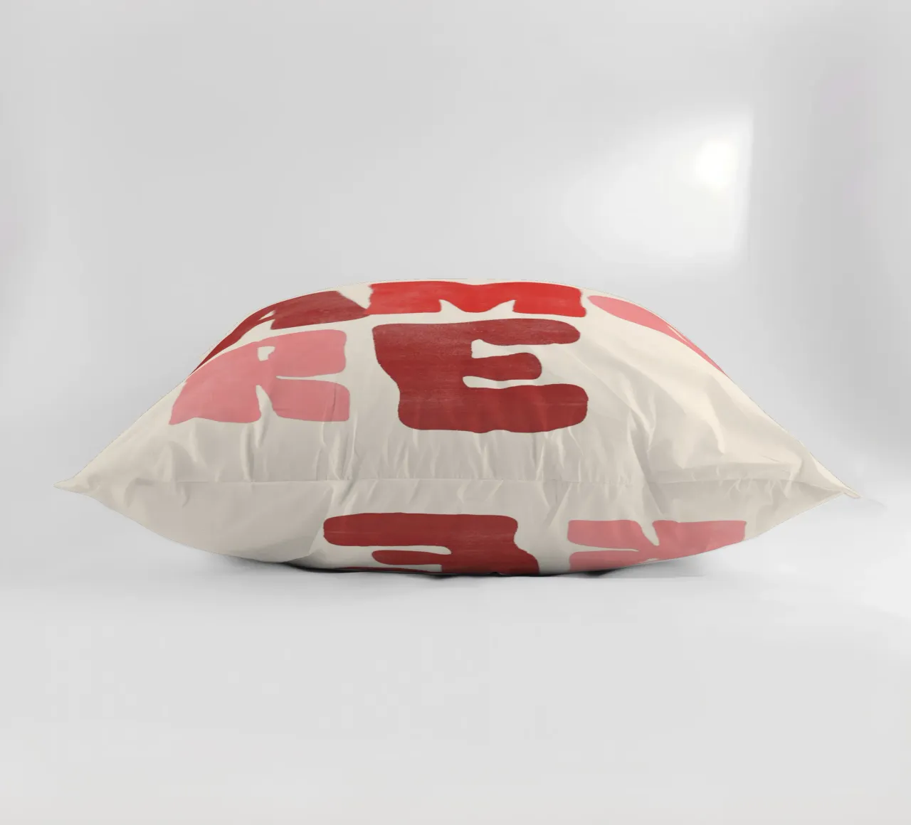 Amore | Bold Red Love Print cuscino da PrintCessStudio