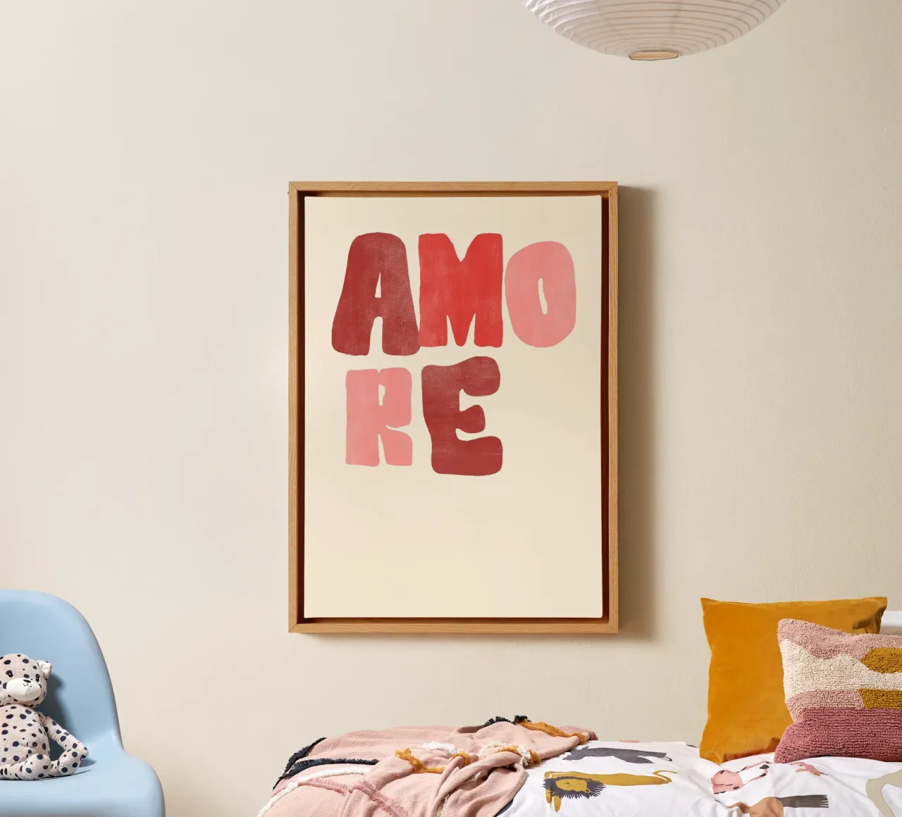Amore | Bold Red Love Print tela con Cornice a cassetta da PrintCessStudio