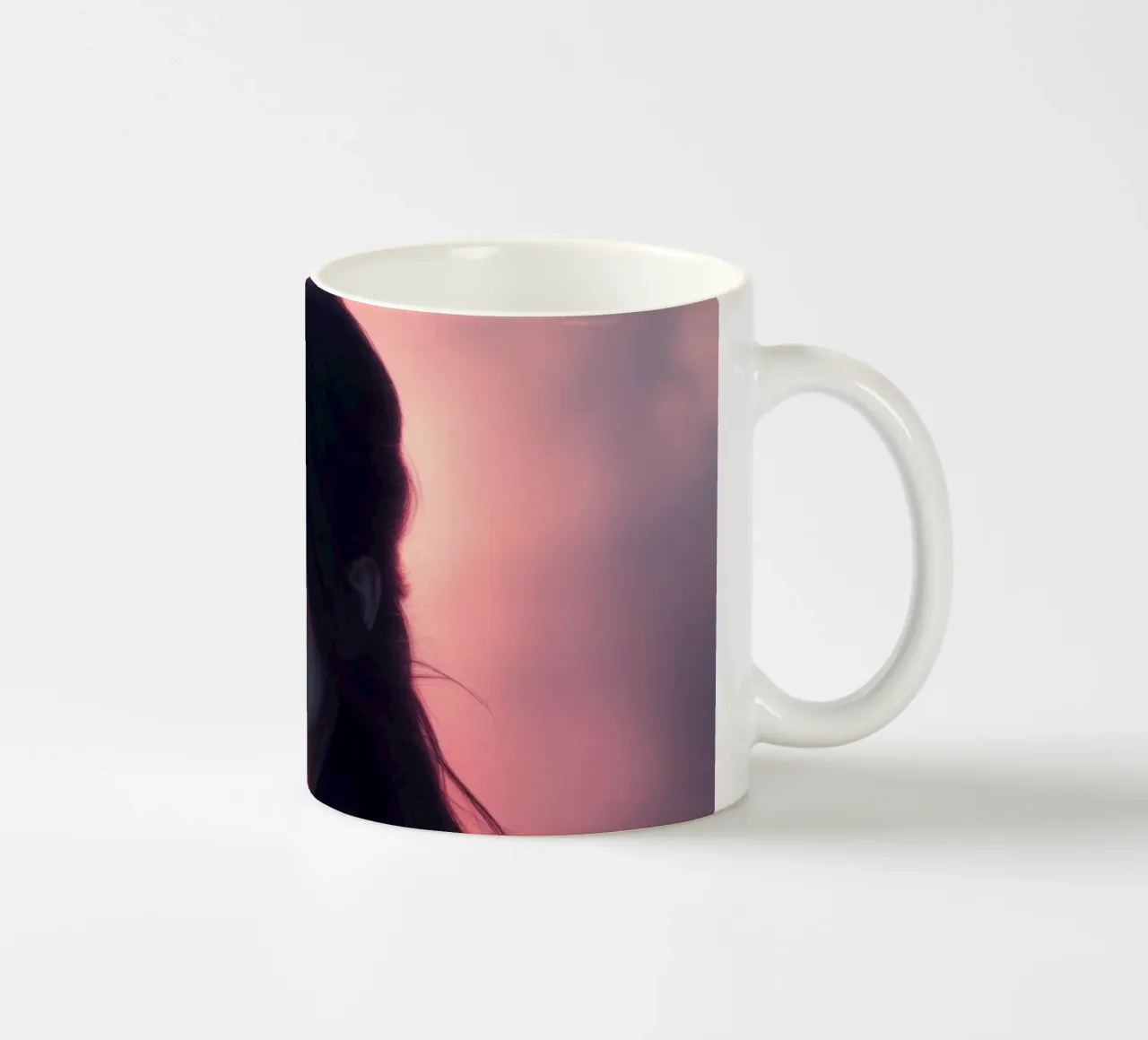 Portrait d'une femme aux traits doux illuminés et rayonnants mug en céramique de DesignDoodle