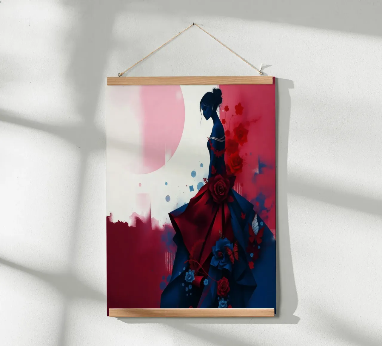 Donna elegante in un vivace abito blu scuro e rosso in mezzo all'arte poster con telaio in legno da DesignDoodle