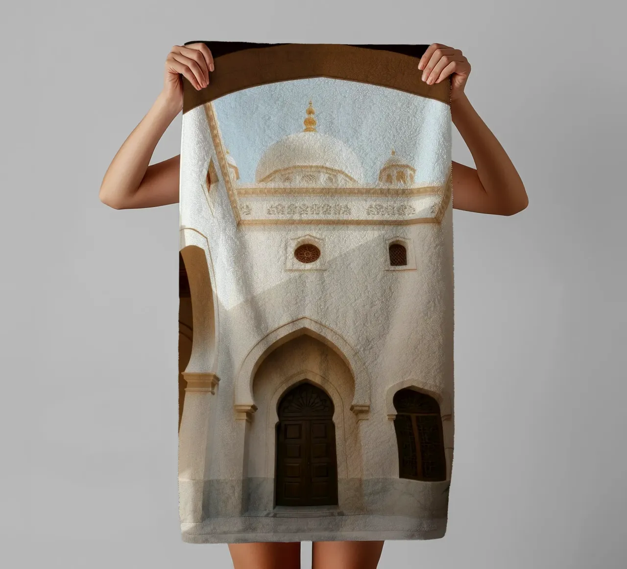 Beauté architecturale d'une conception traditionnelle dans une cour sereine serviette de bain de DesignDoodle