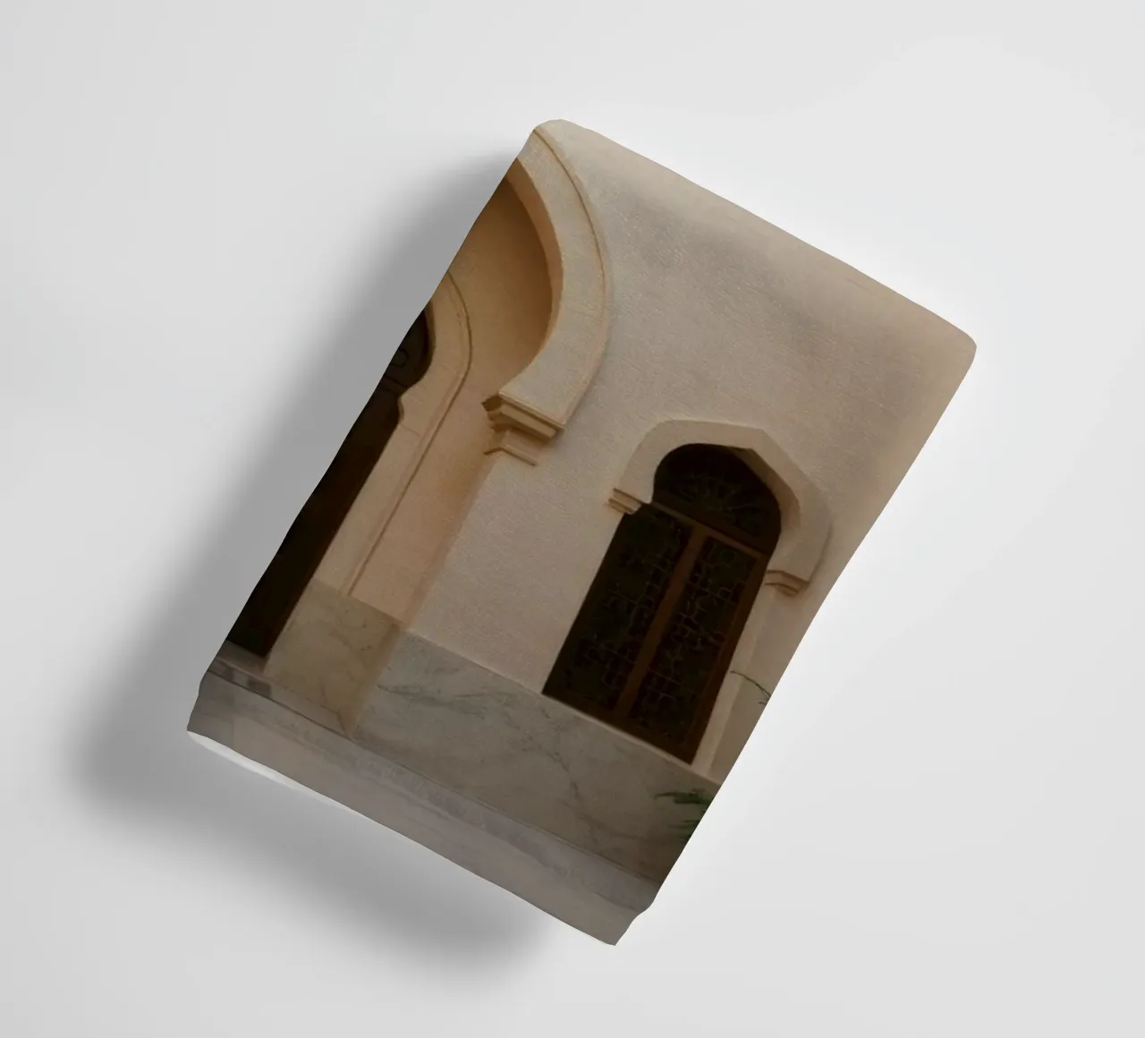 Beauté architecturale d'une conception traditionnelle dans une cour sereine serviette de bain de DesignDoodle