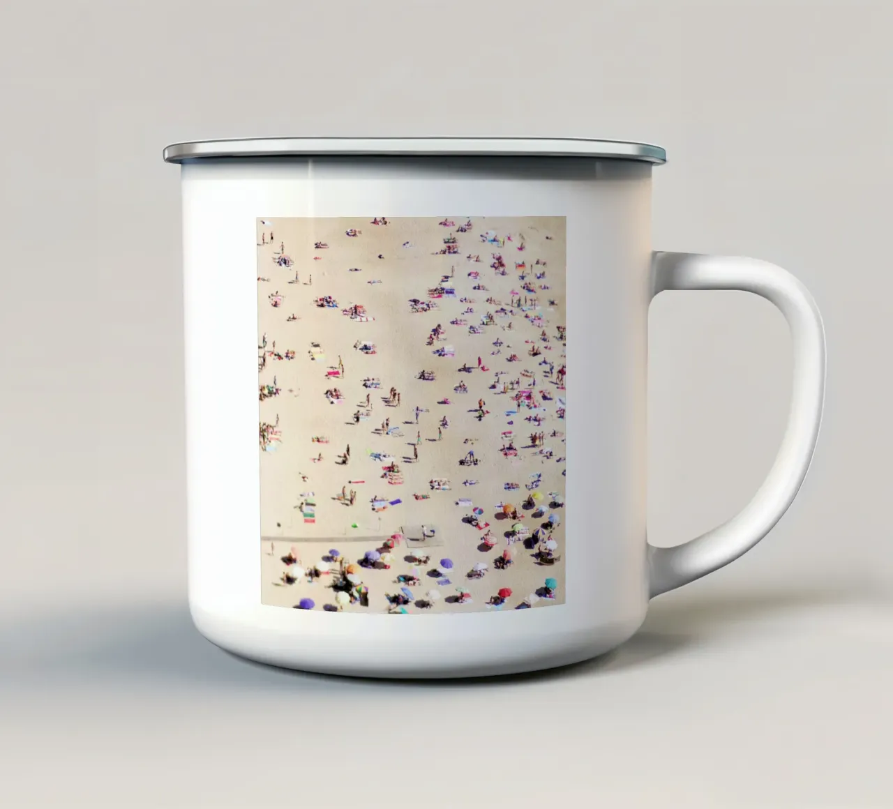 Beach Happy tazza in smalto da Ingrid Beddoes