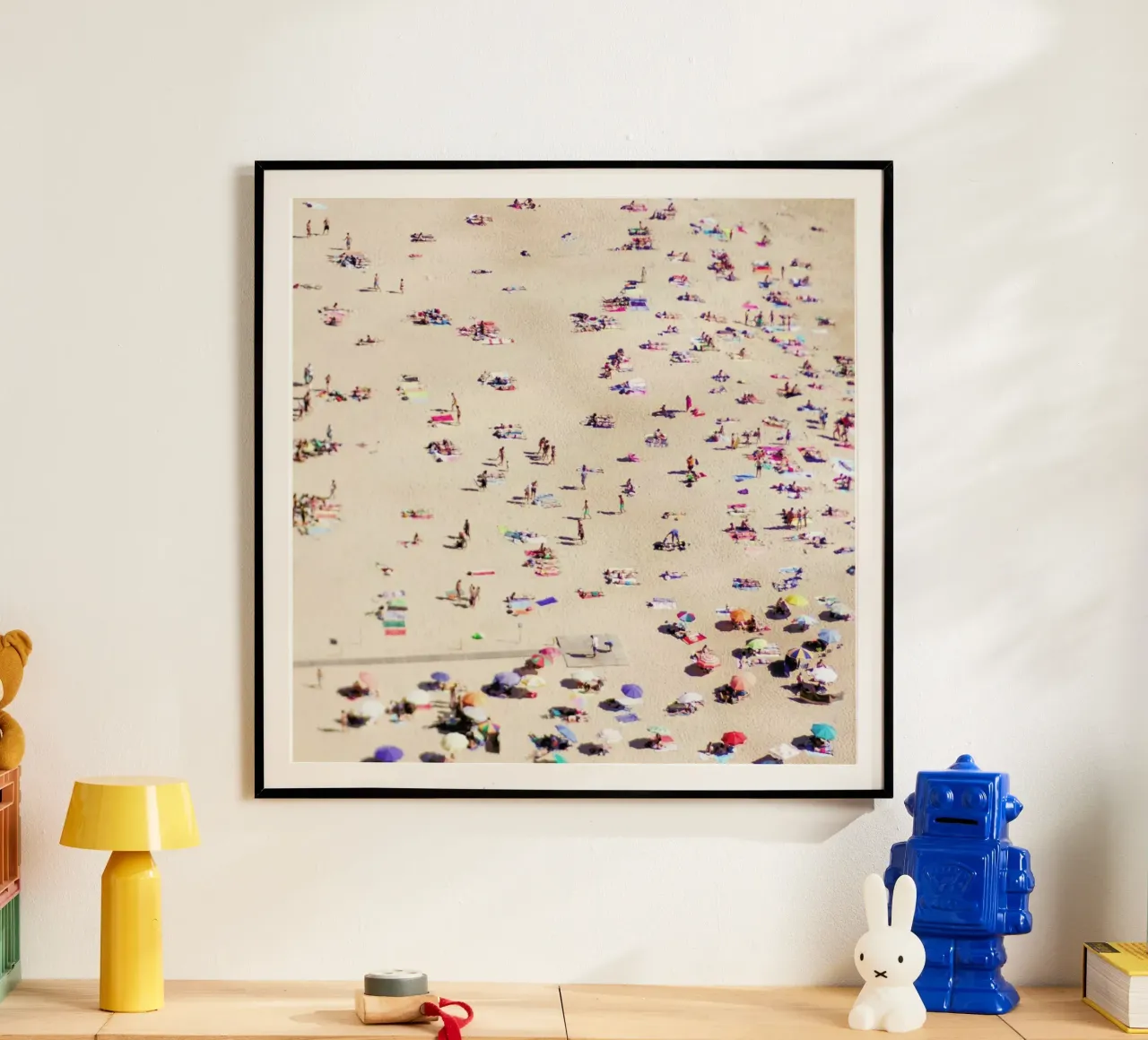 Beach Happy poster con telaio in legno da Ingrid Beddoes