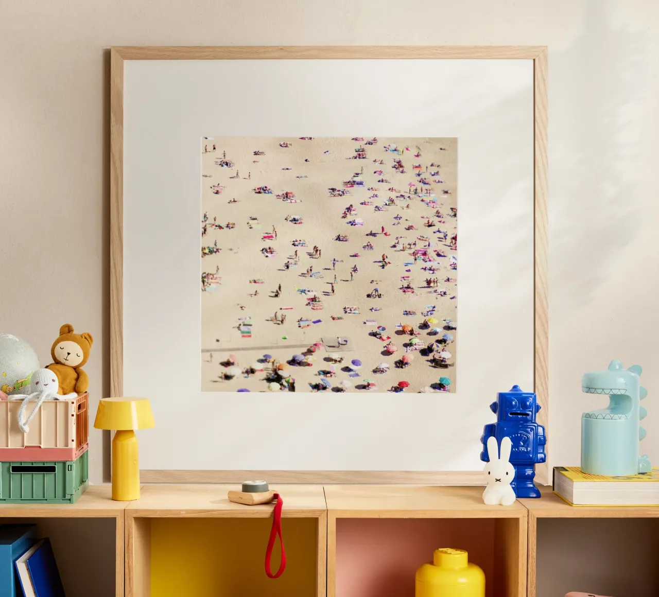 Beach Happy poster con telaio in legno da Ingrid Beddoes