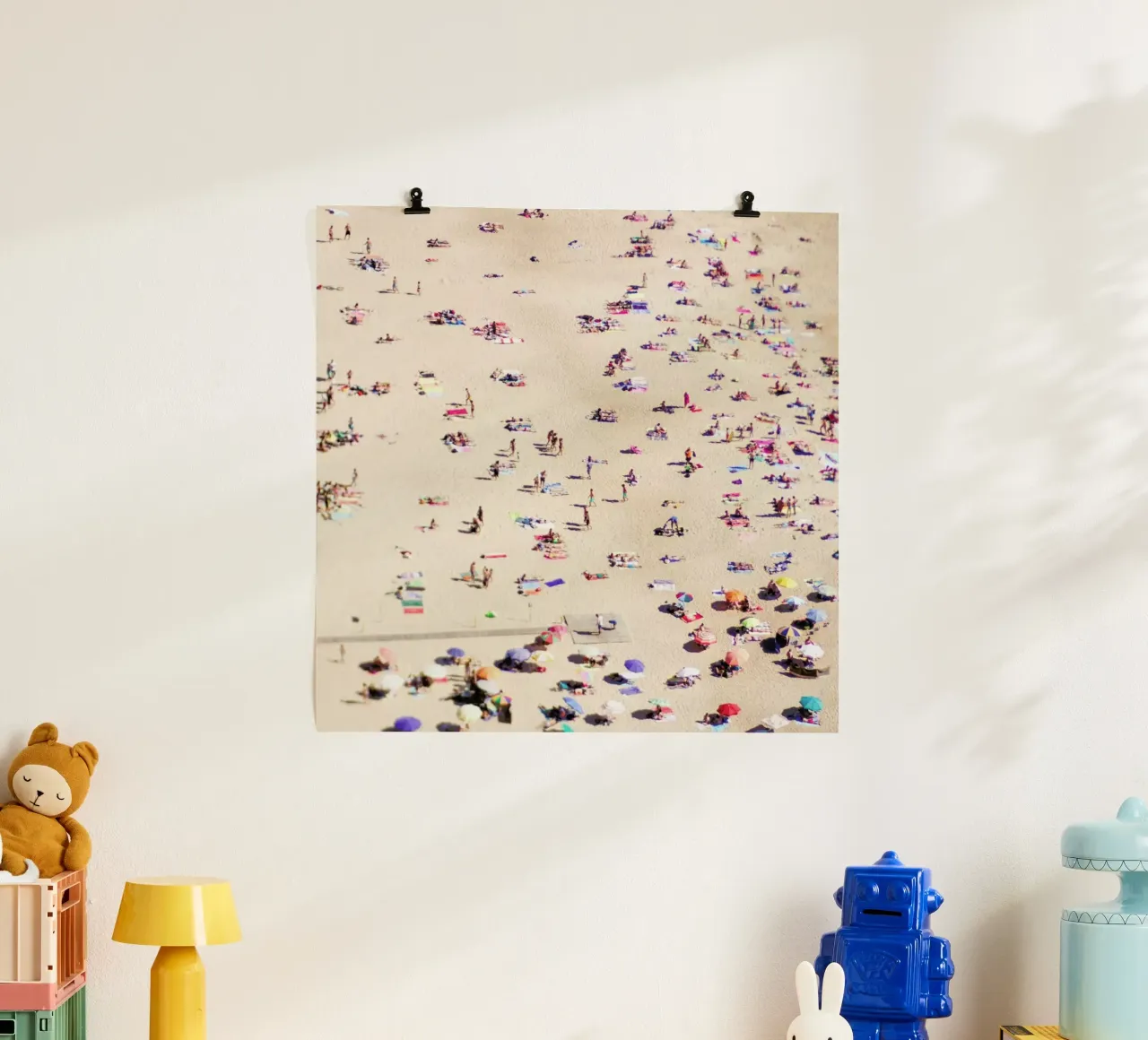 Beach Happy poster con telaio in legno da Ingrid Beddoes