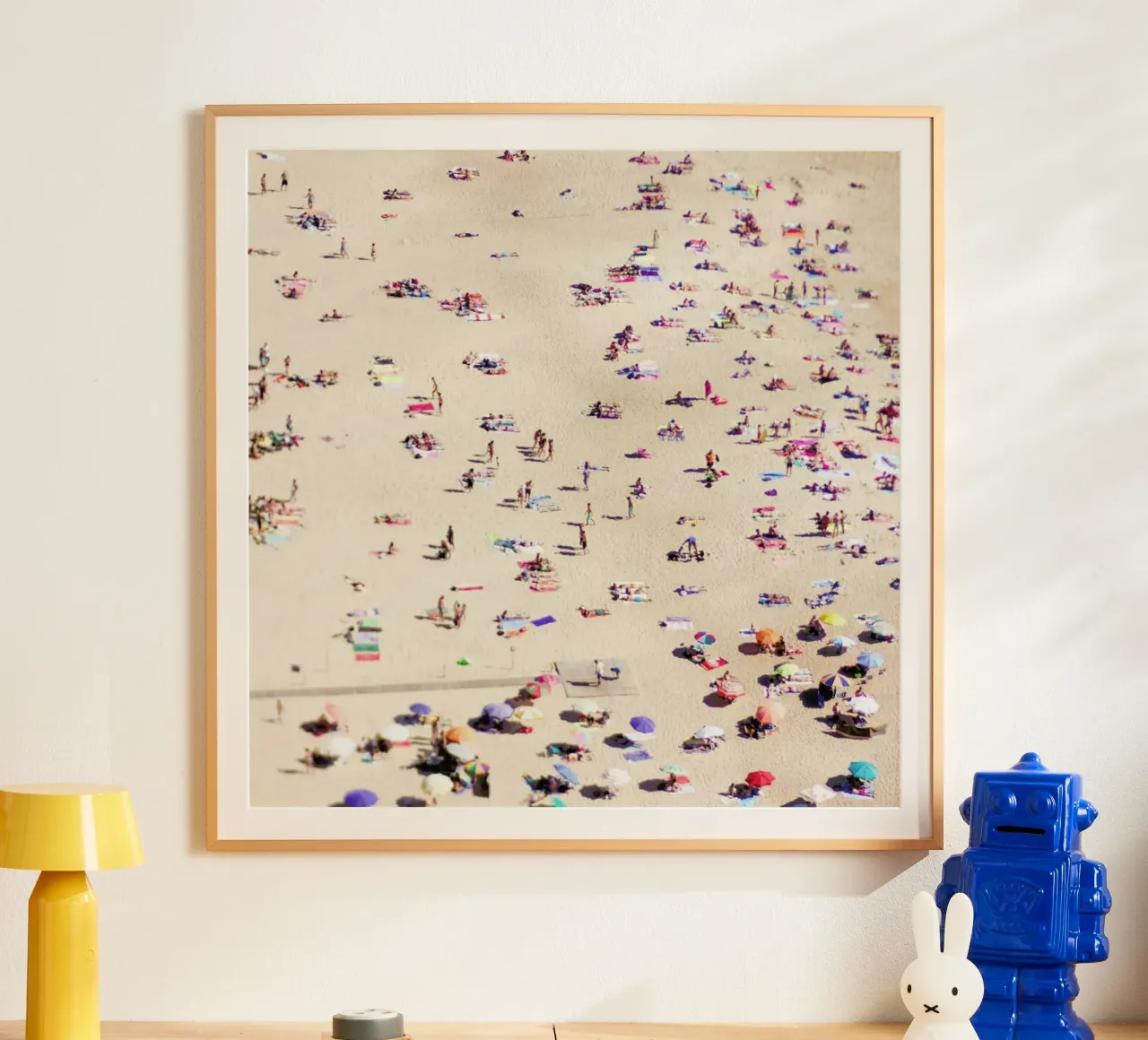Beach Happy poster con telaio in legno da Ingrid Beddoes