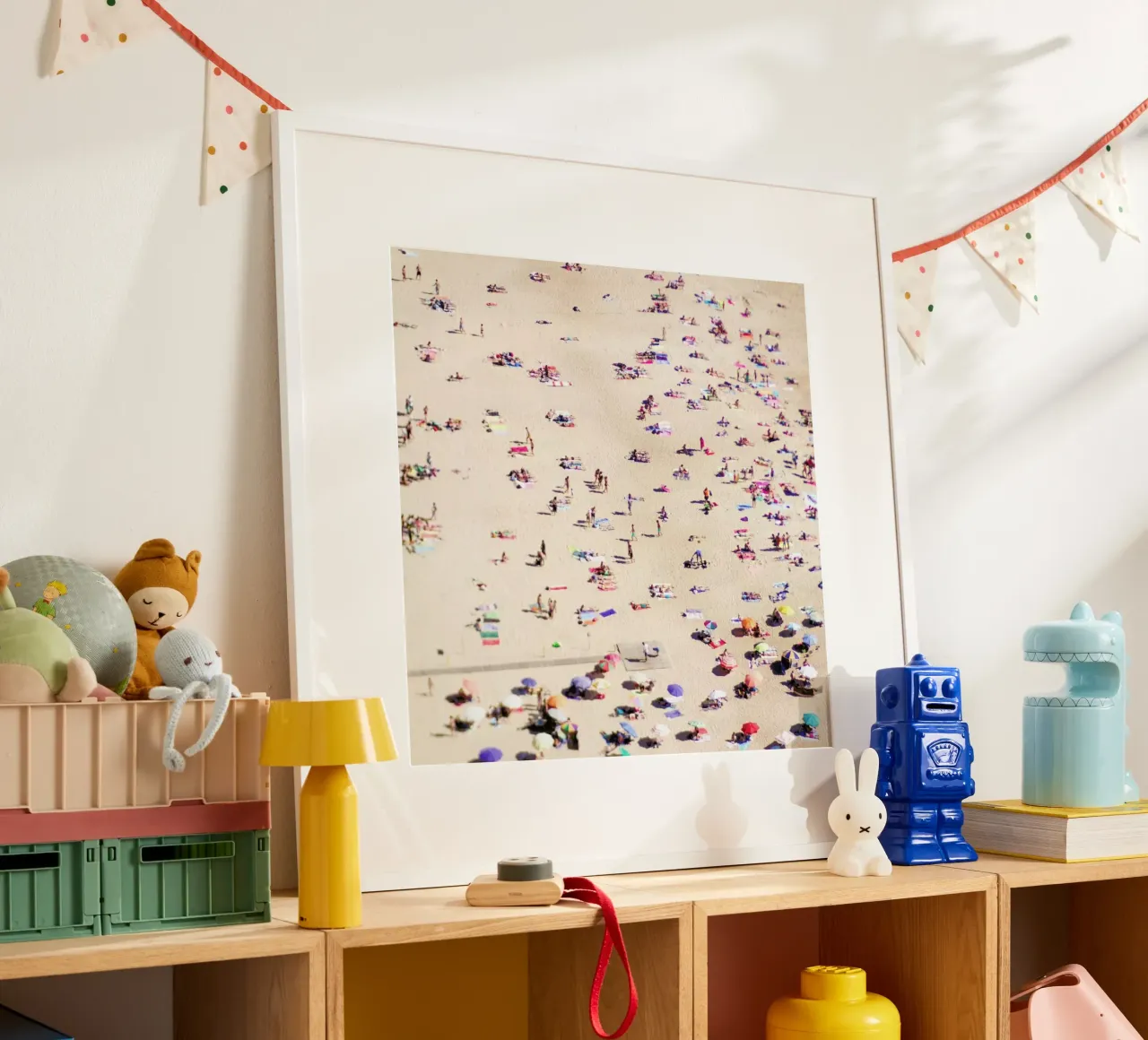 Beach Happy poster con telaio in legno da Ingrid Beddoes