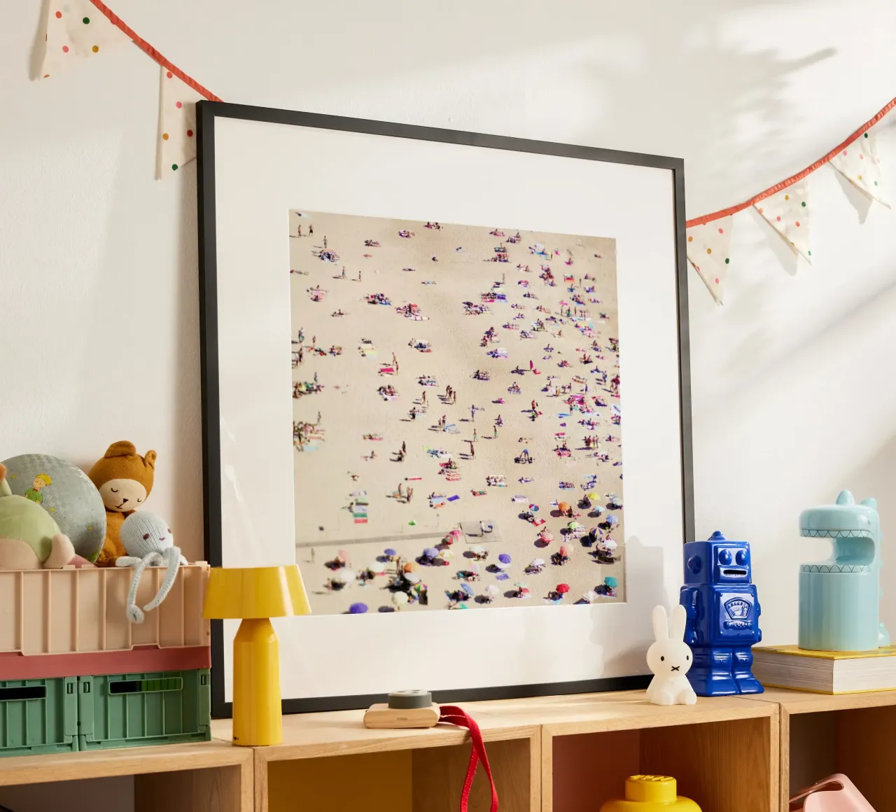 Beach Happy poster con telaio in legno da Ingrid Beddoes