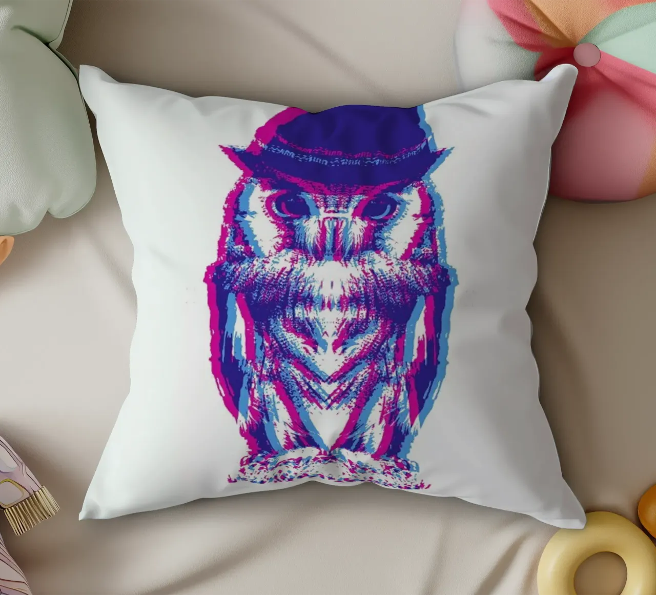 Magenta Owl with cyan beanie cuscino da Studio One
