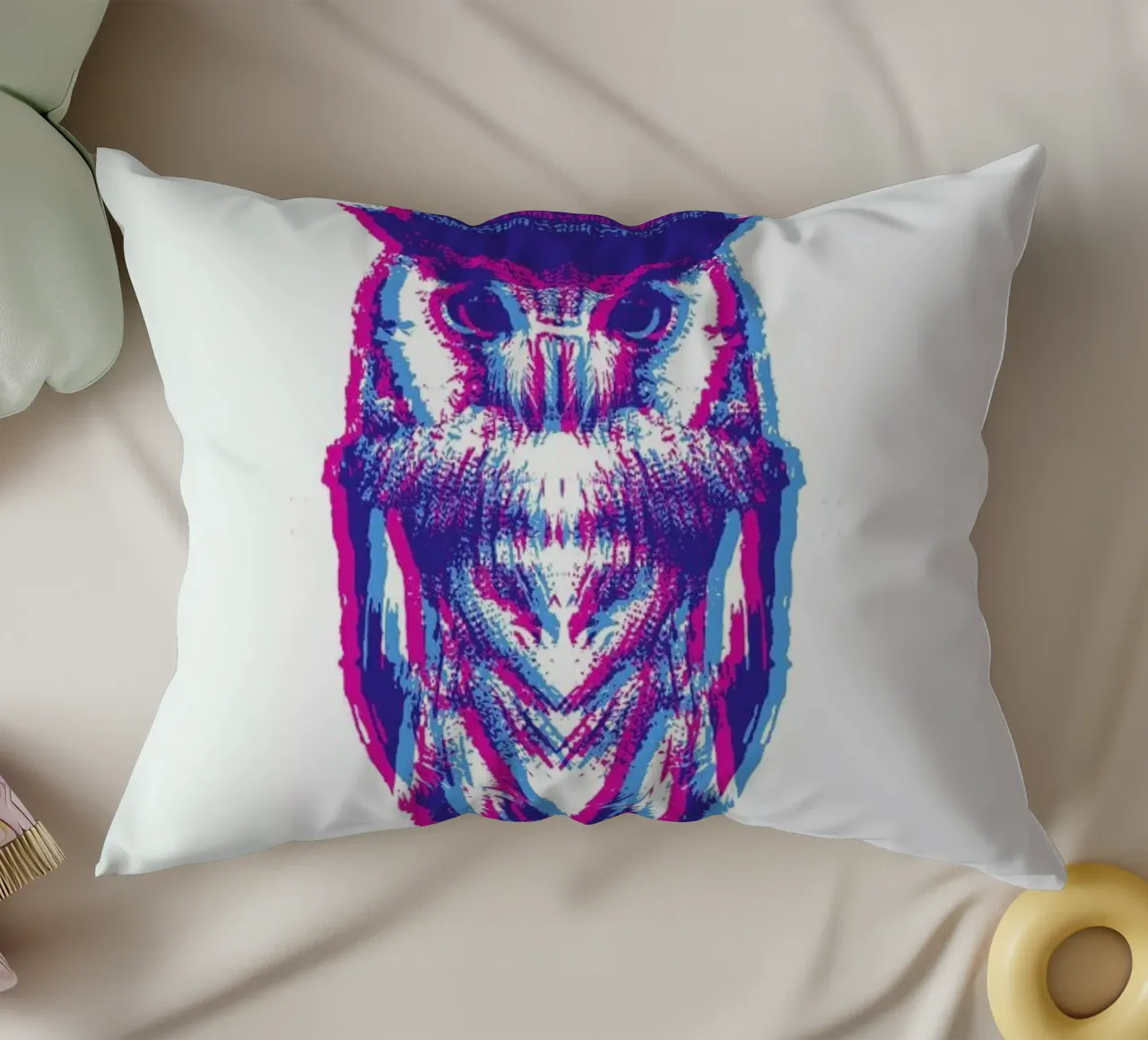 Magenta Owl with cyan beanie cuscino da Studio One