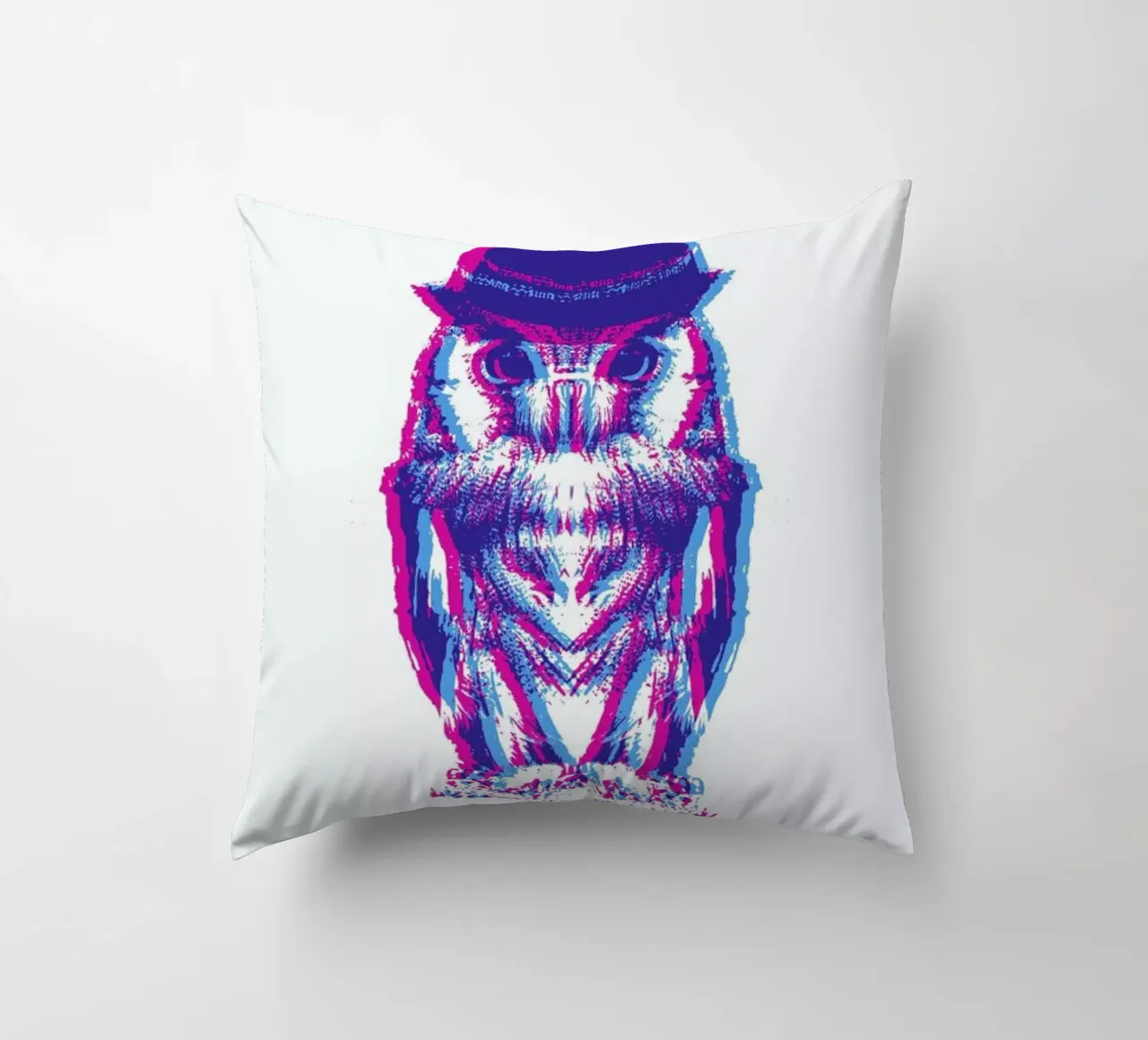 Magenta Owl with cyan beanie cuscino da Studio One